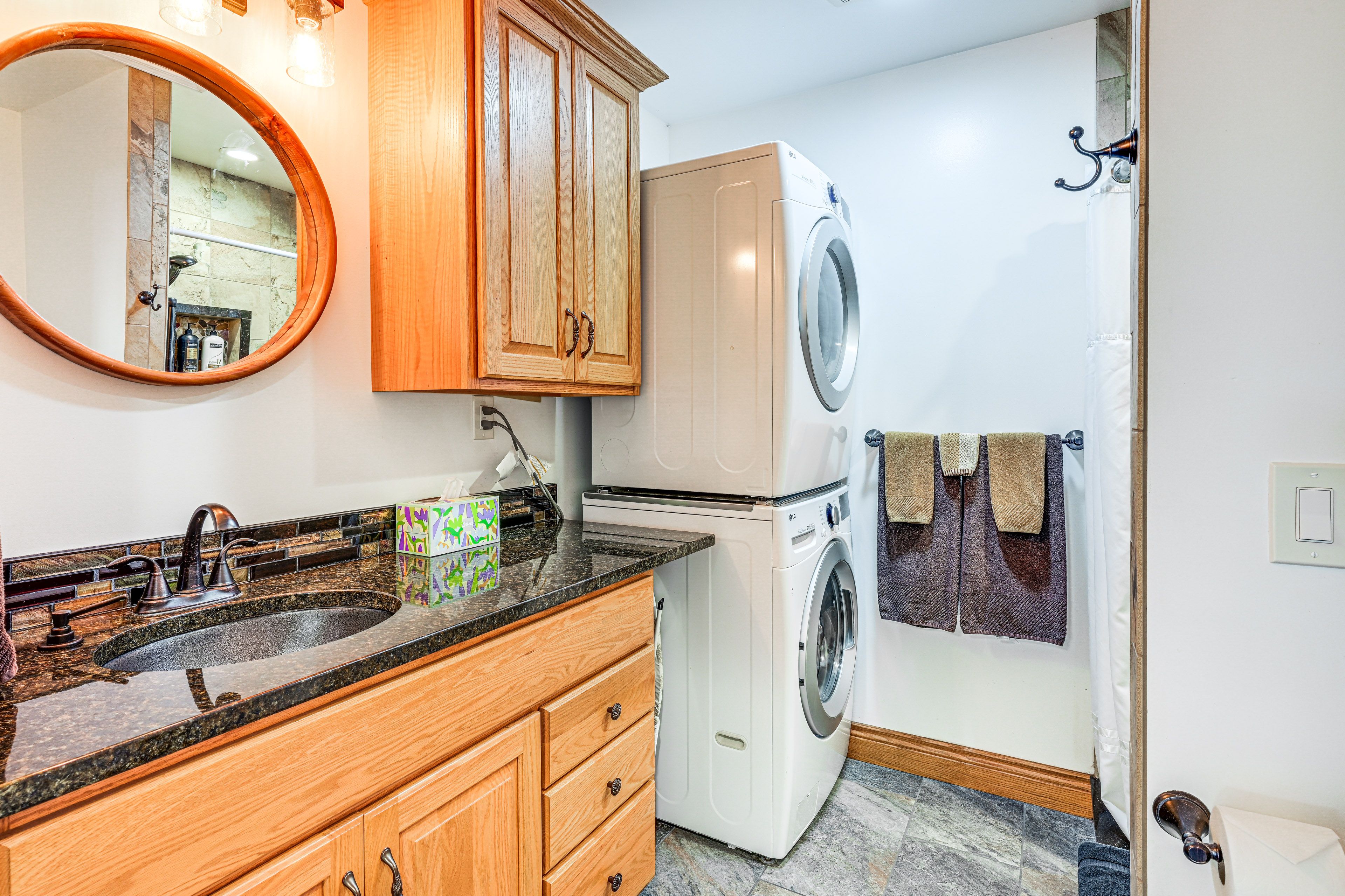 Bathroom | Towels Provided | Washer/Dryer