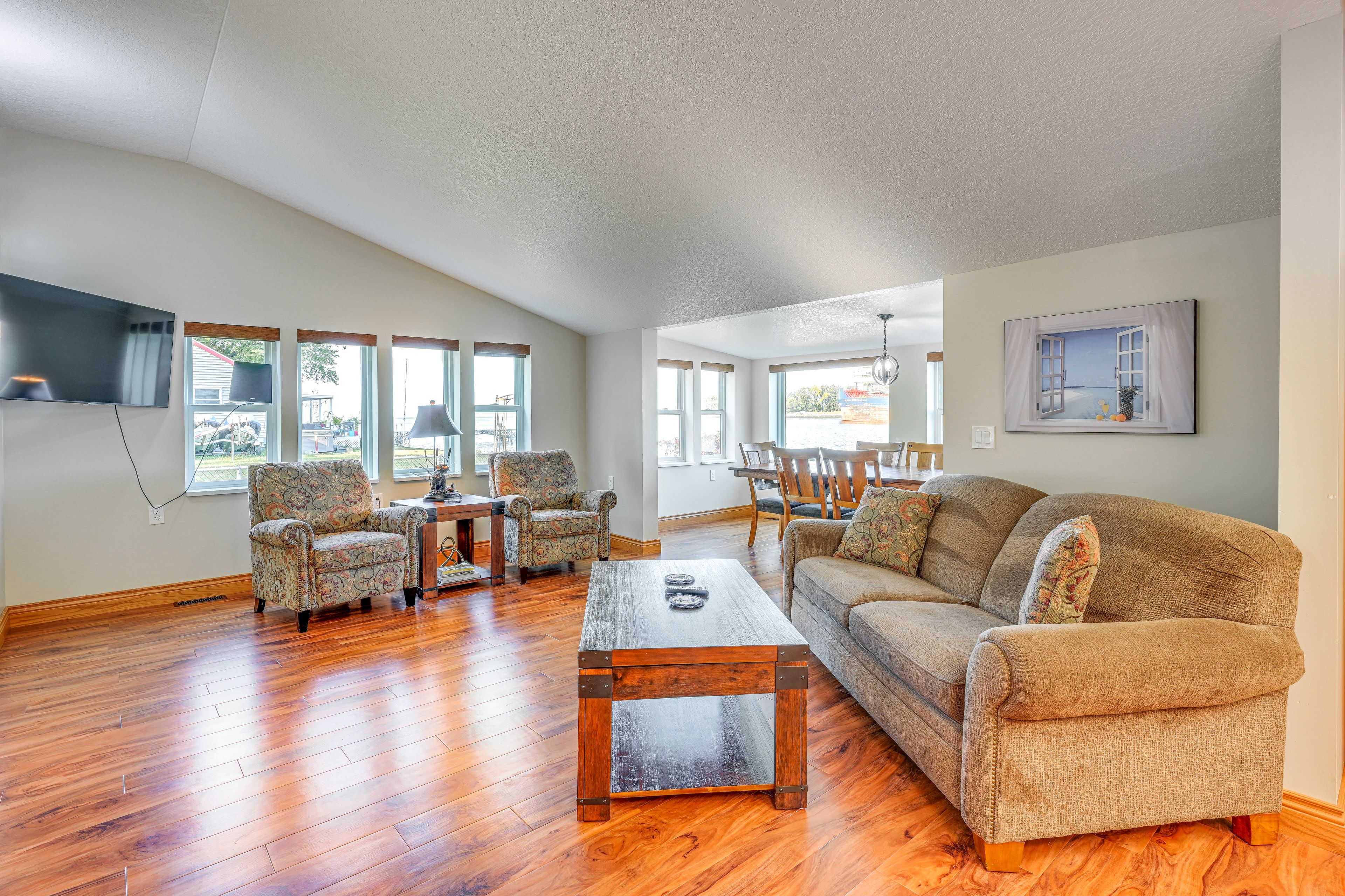 Living Room | Sleeper Sofa | Free WiFi | Smart TV | Central A/C & Heat