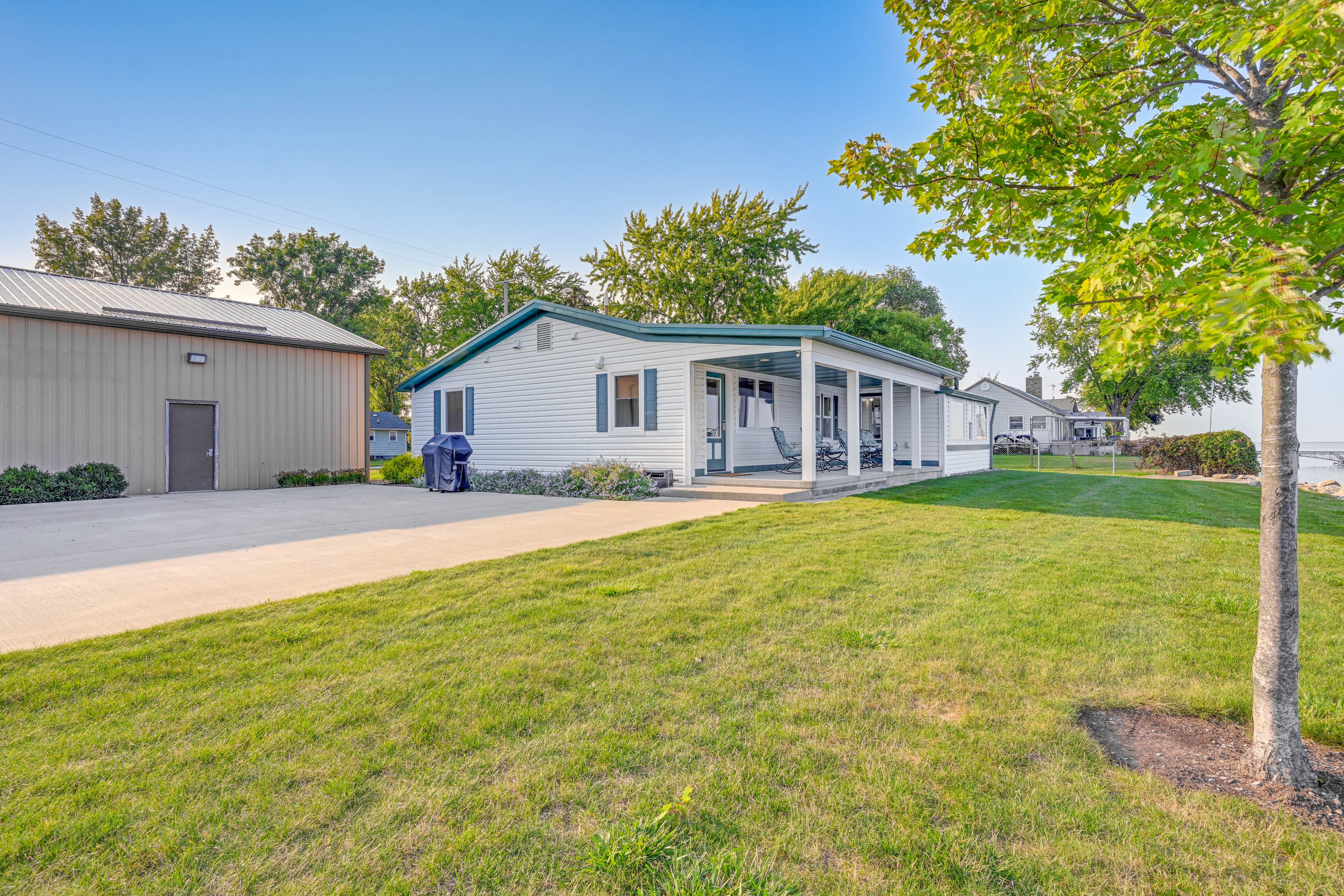 Parking | Driveway (8 Vehicles) | RV/Trailer/Snowmobile Parking