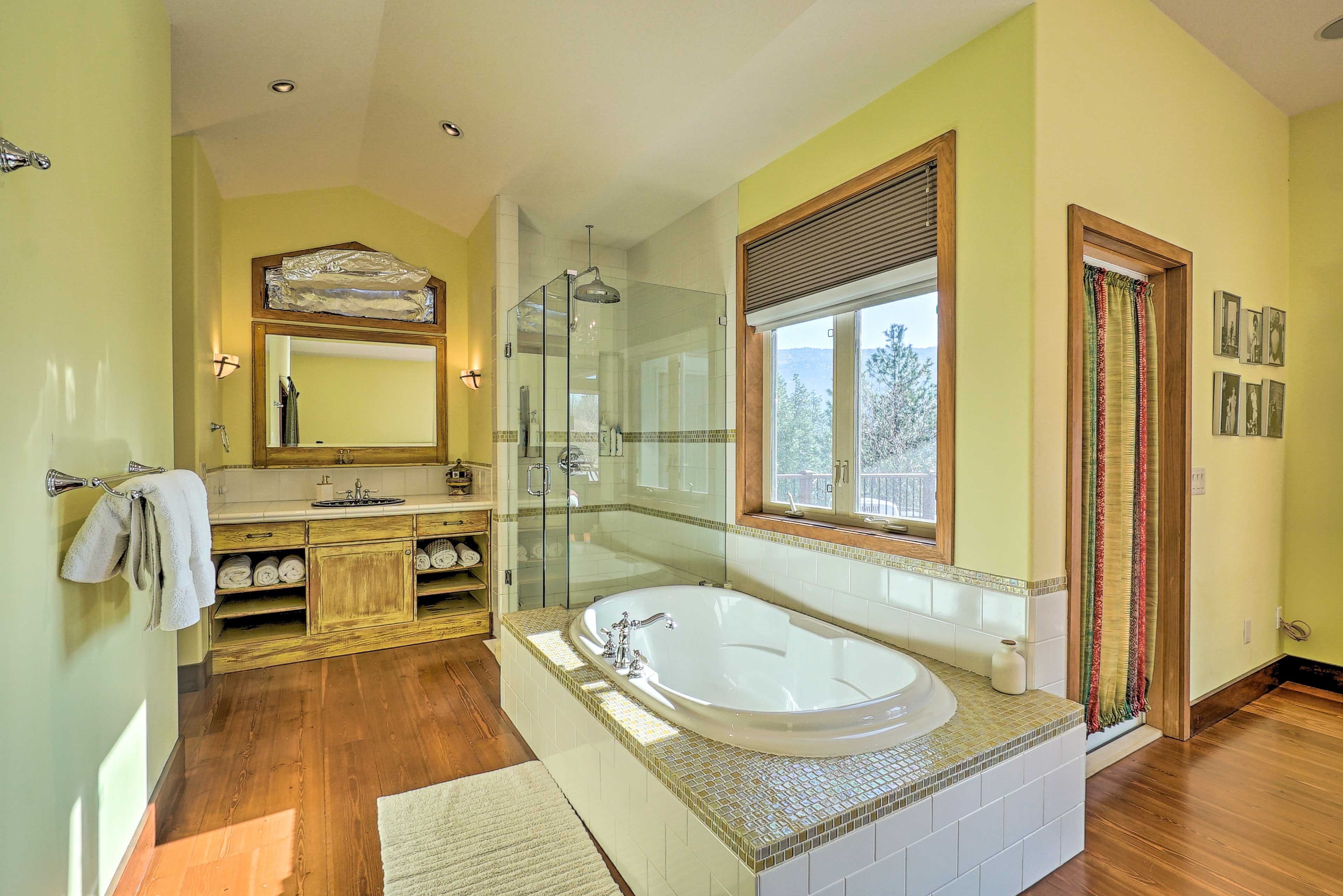 En-Suite Bathroom | Towels Provided