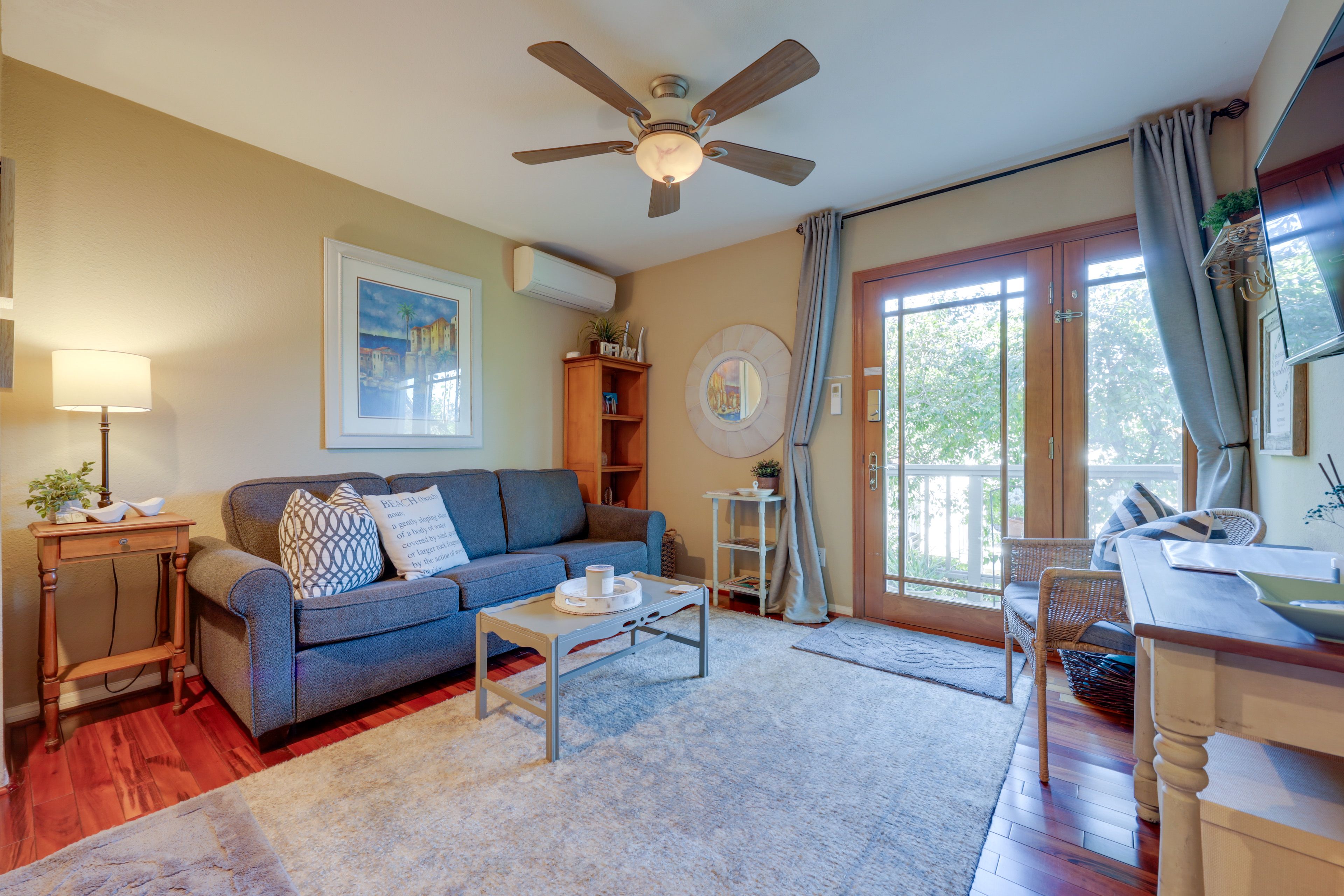 Living Room | Sleeper Sofa | Free WiFi | Smart TV | Central Heating & A/C