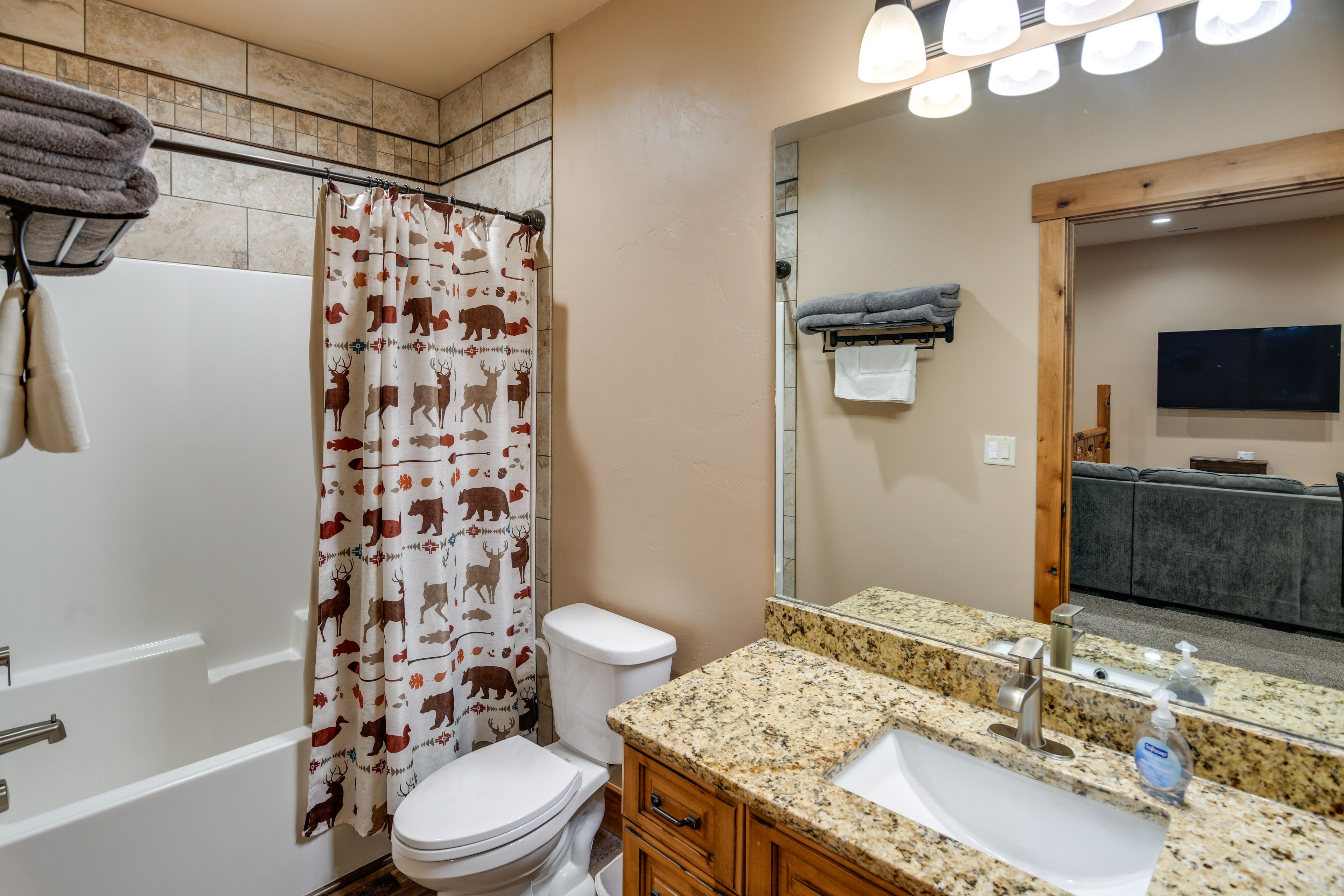 Full Bathroom | Towels Provided