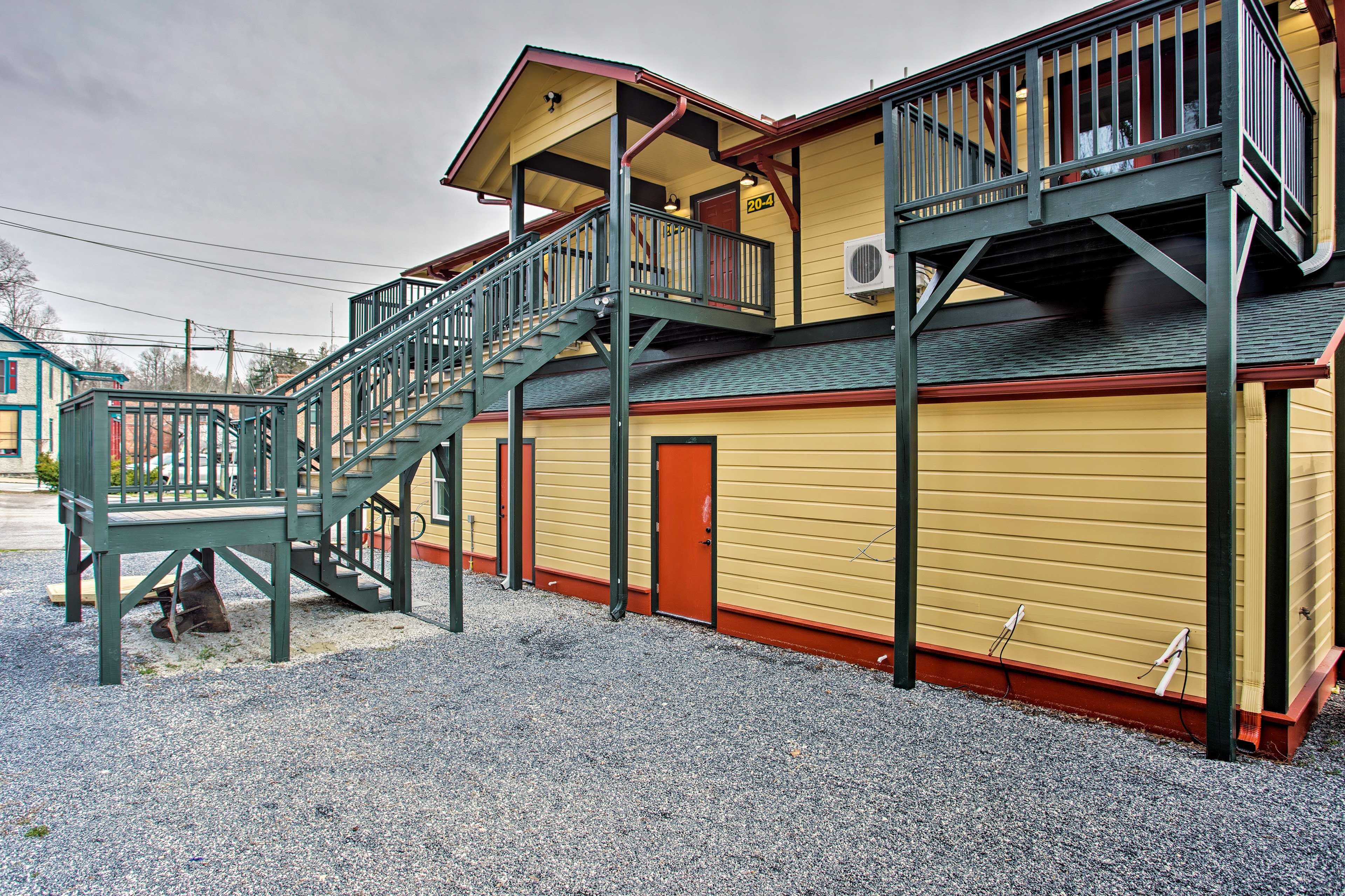 Parking | Driveway (1 Vehicle) | Street Parking