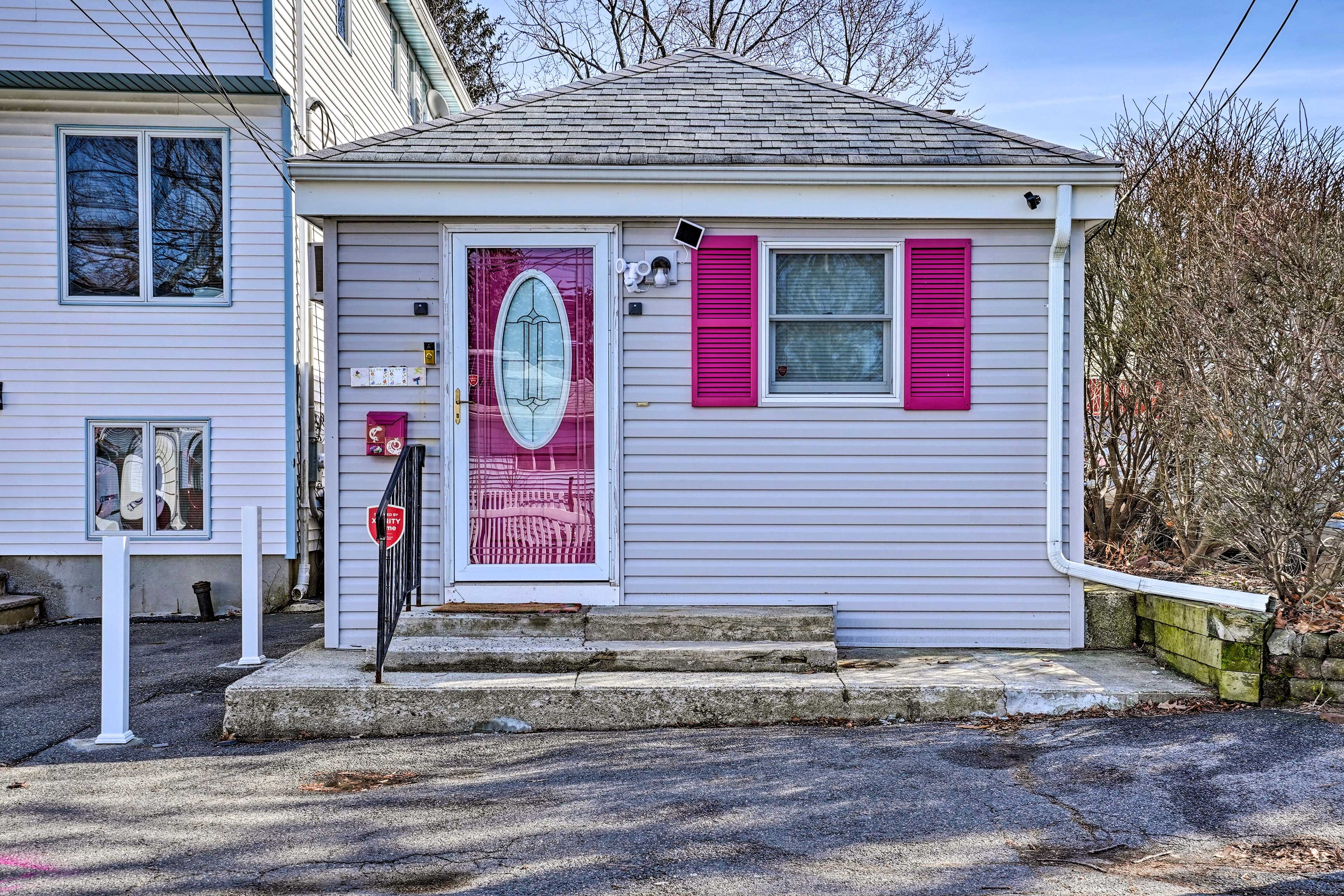 Exterior | Street Parking