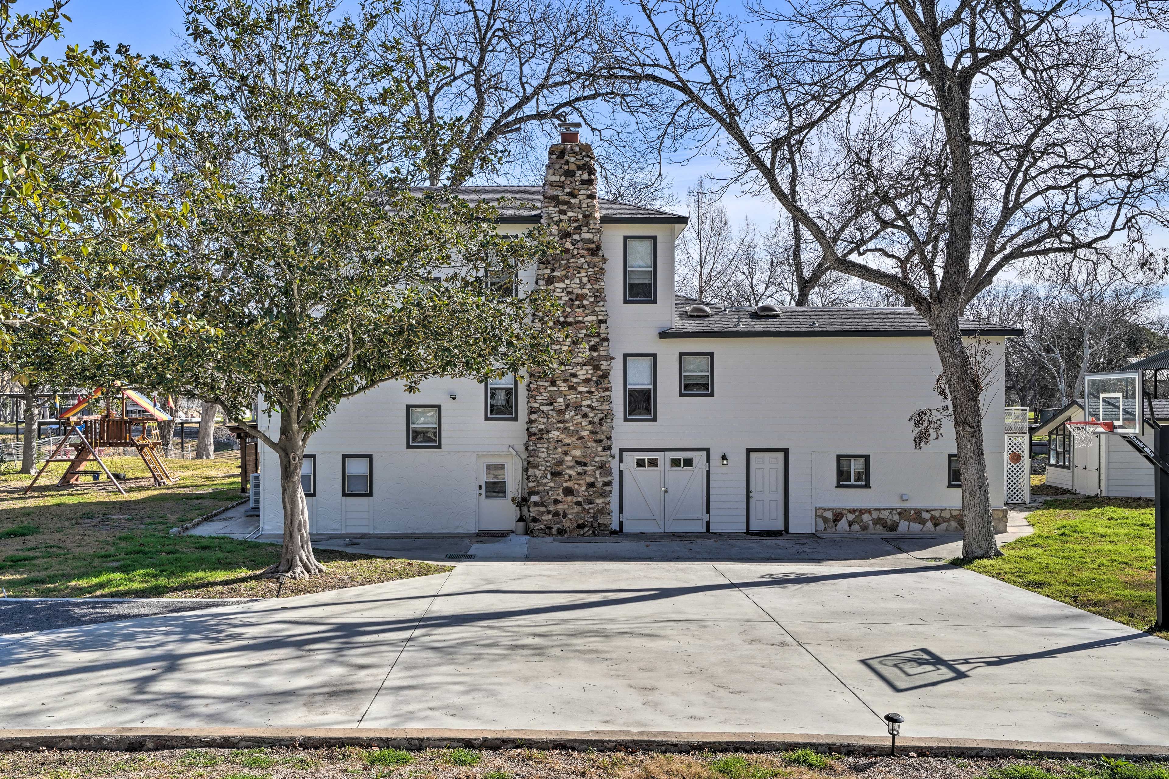 Property Exterior | Driveway Parking (6 vehicles)