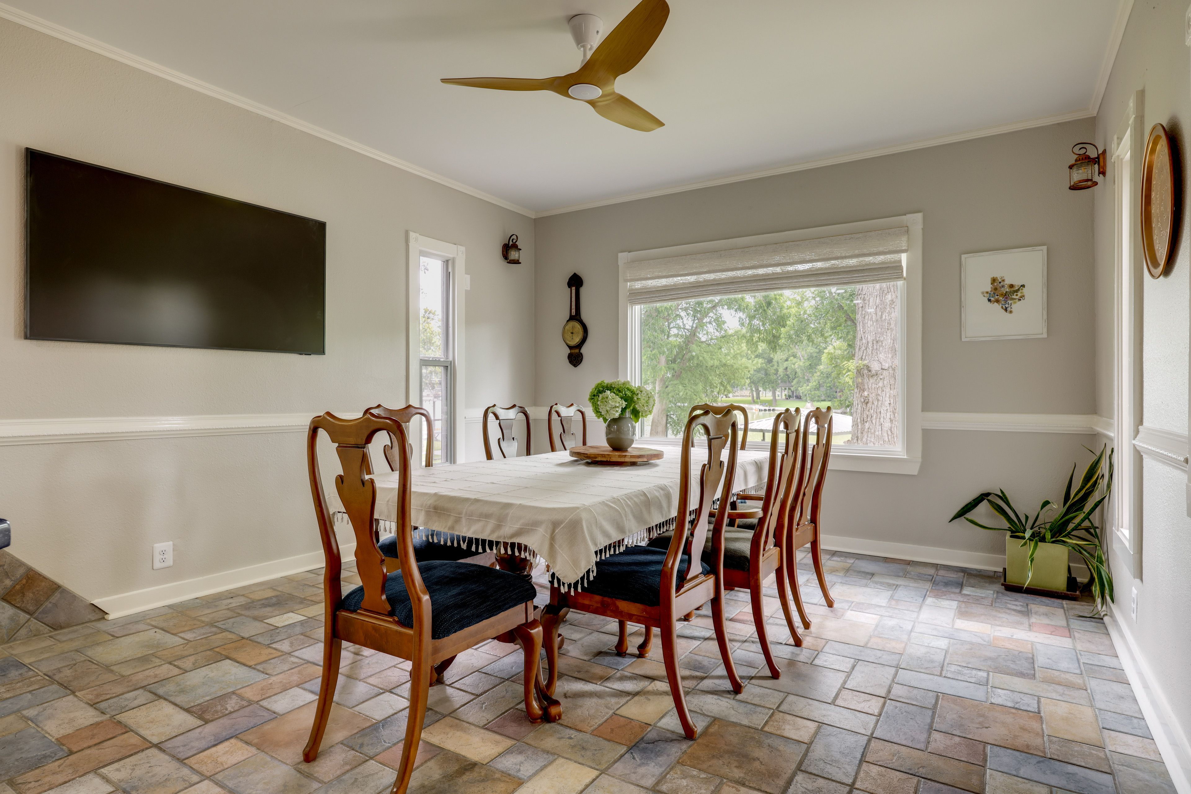 Dining Area | Dishes & Flatware Provided