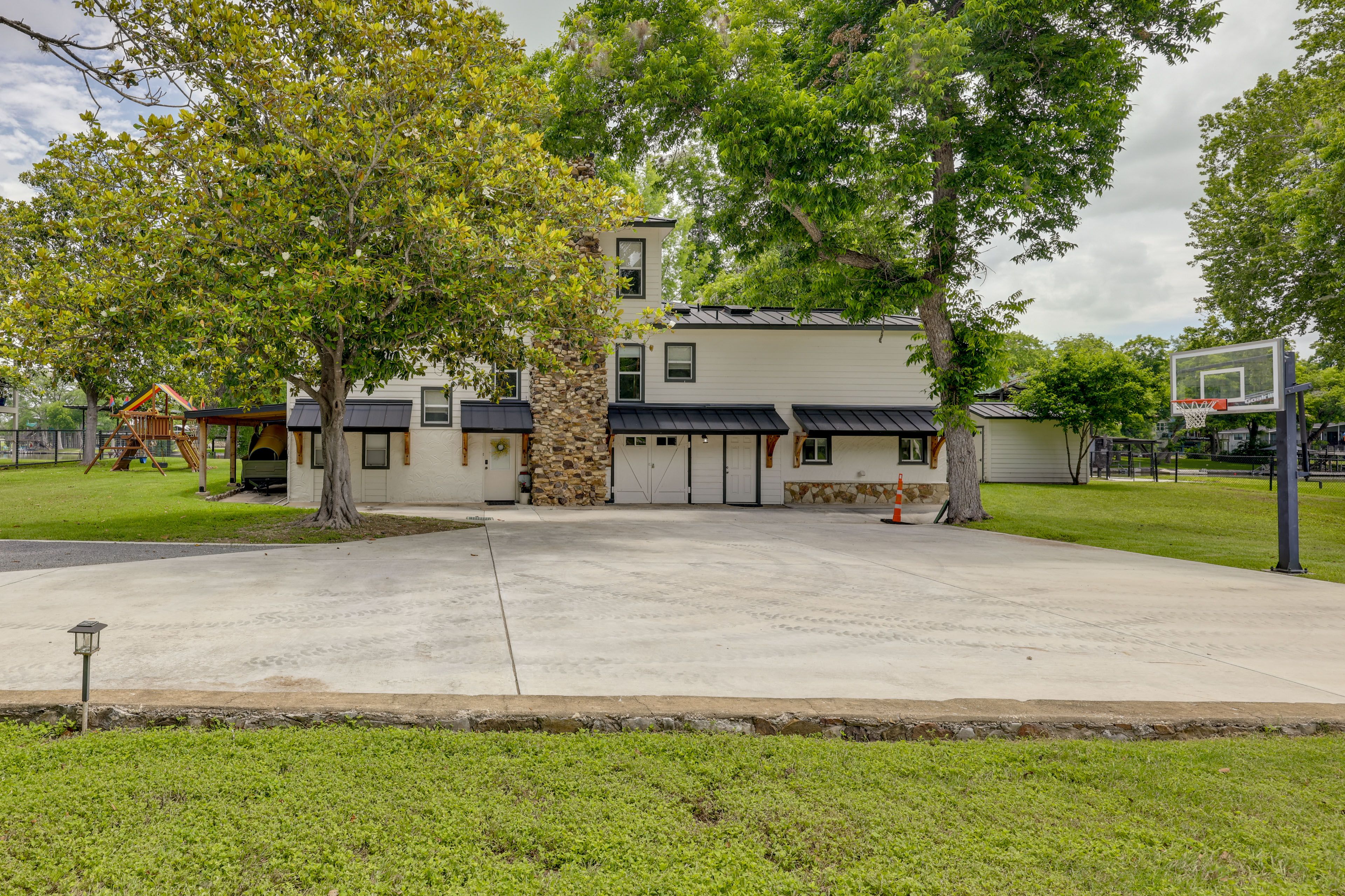 Driveway Parking (6 vehicles)