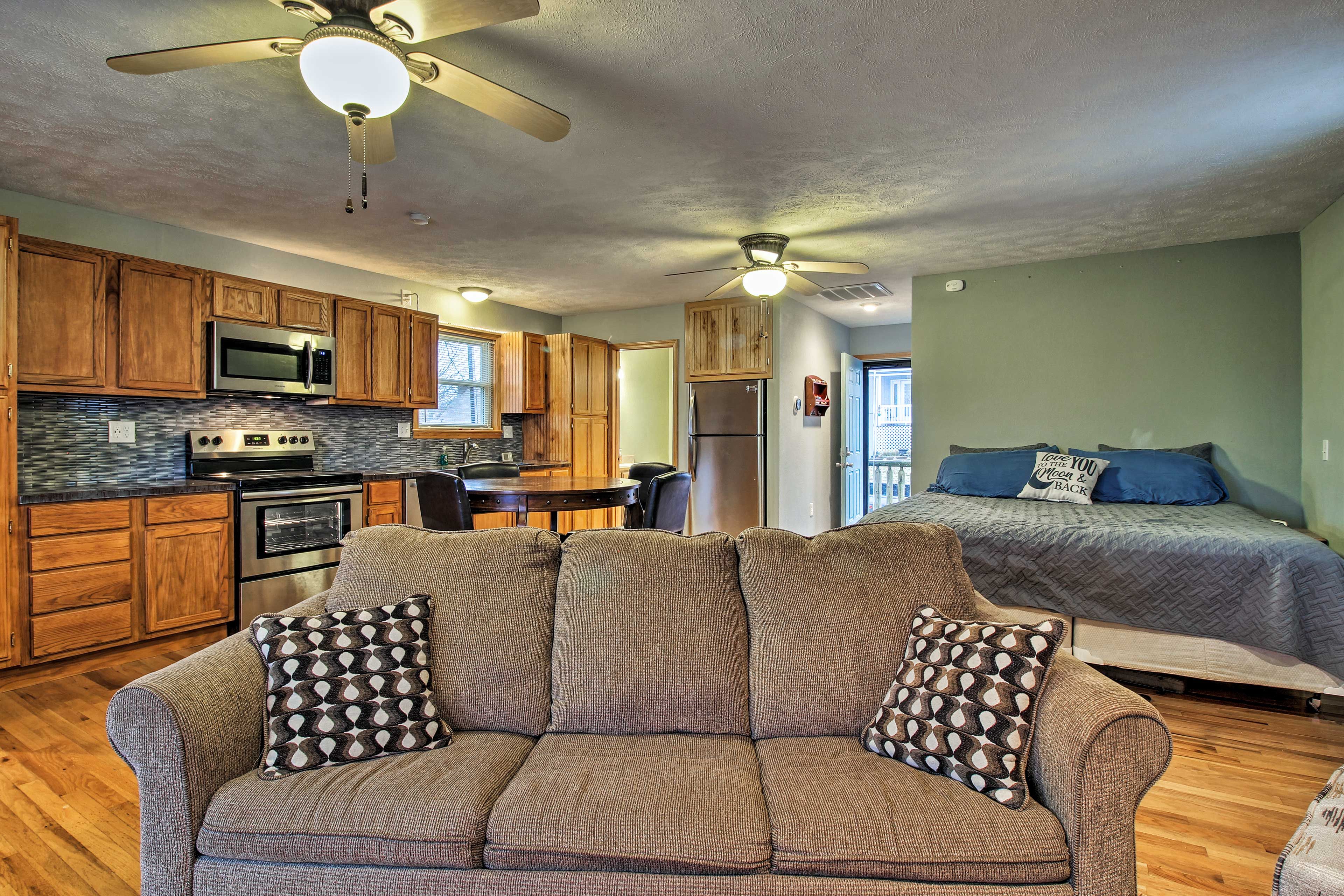 Living Area | Sleeper Sofa | Free WiFi | Smart TV | Central A/C & Heat