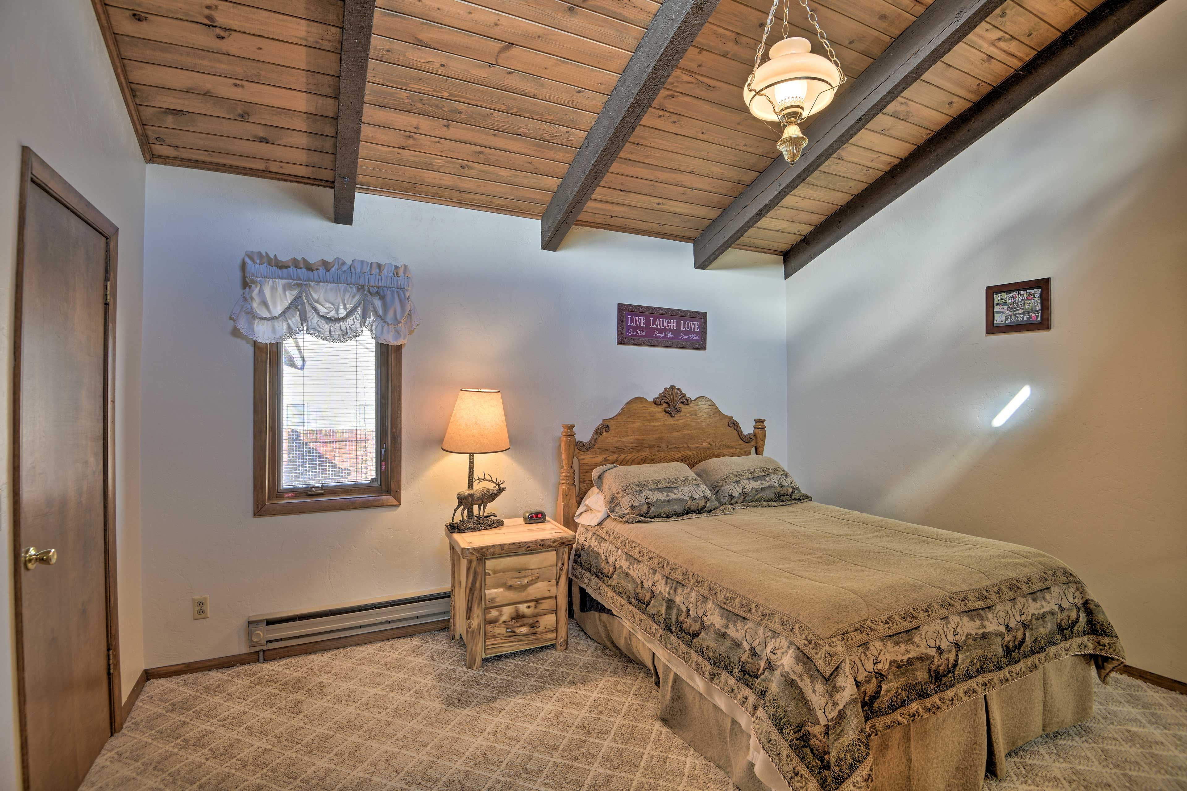 Bedroom 2 | Queen Bed