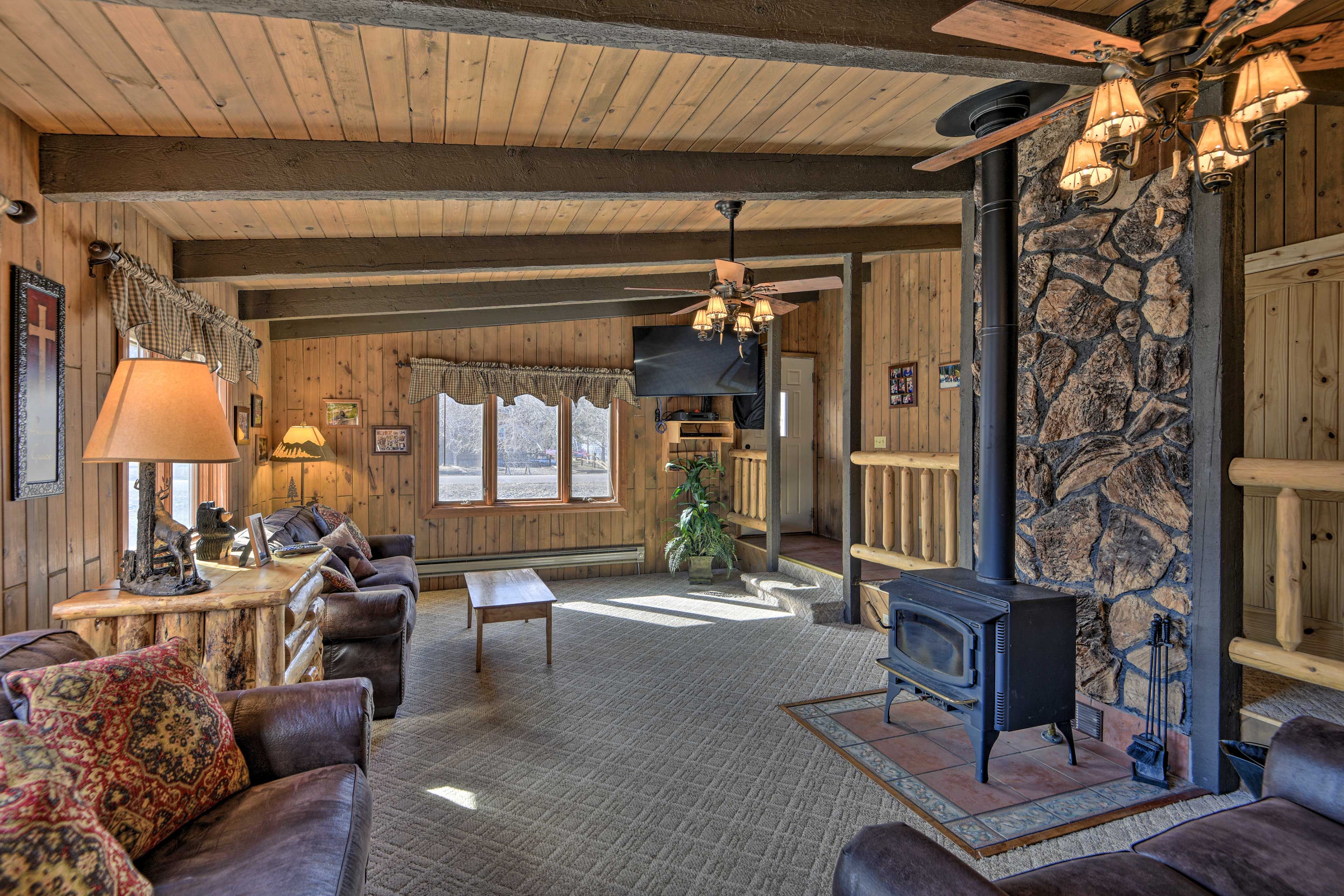 Living Room | Free WiFi | A/C } Wood-Burning Furnace