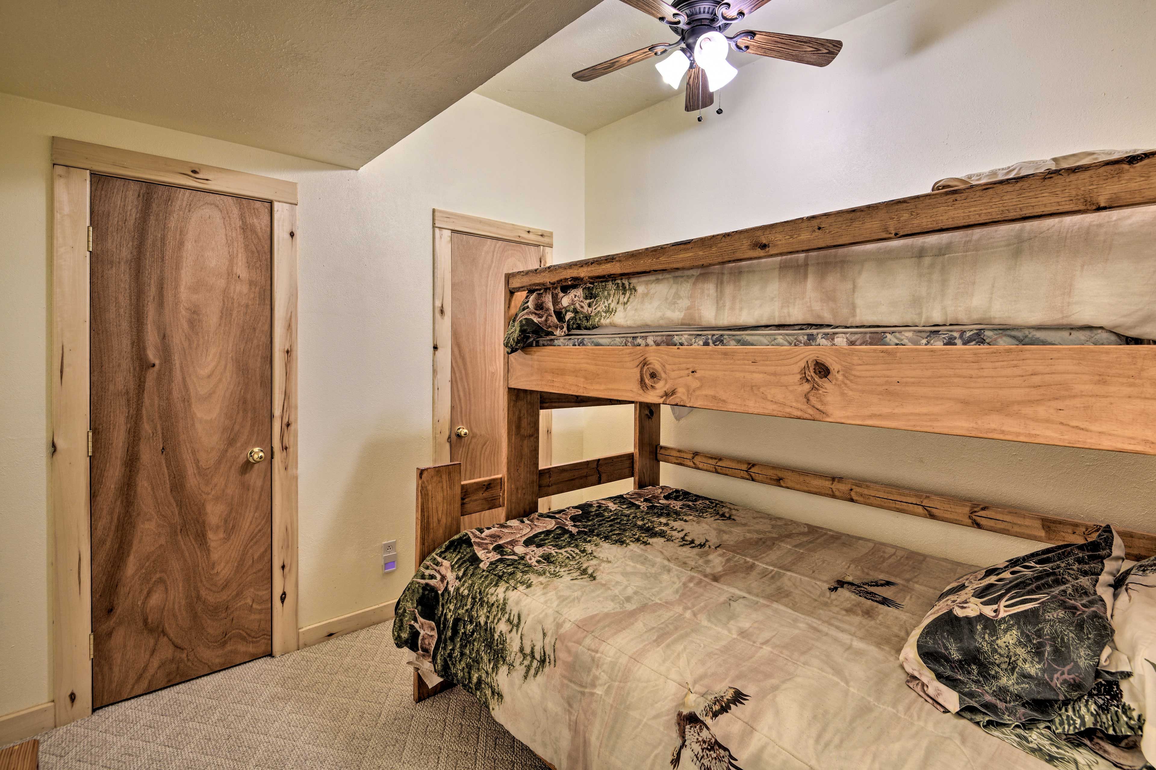 Bedroom 4 | Twin/Full Bunk Bed