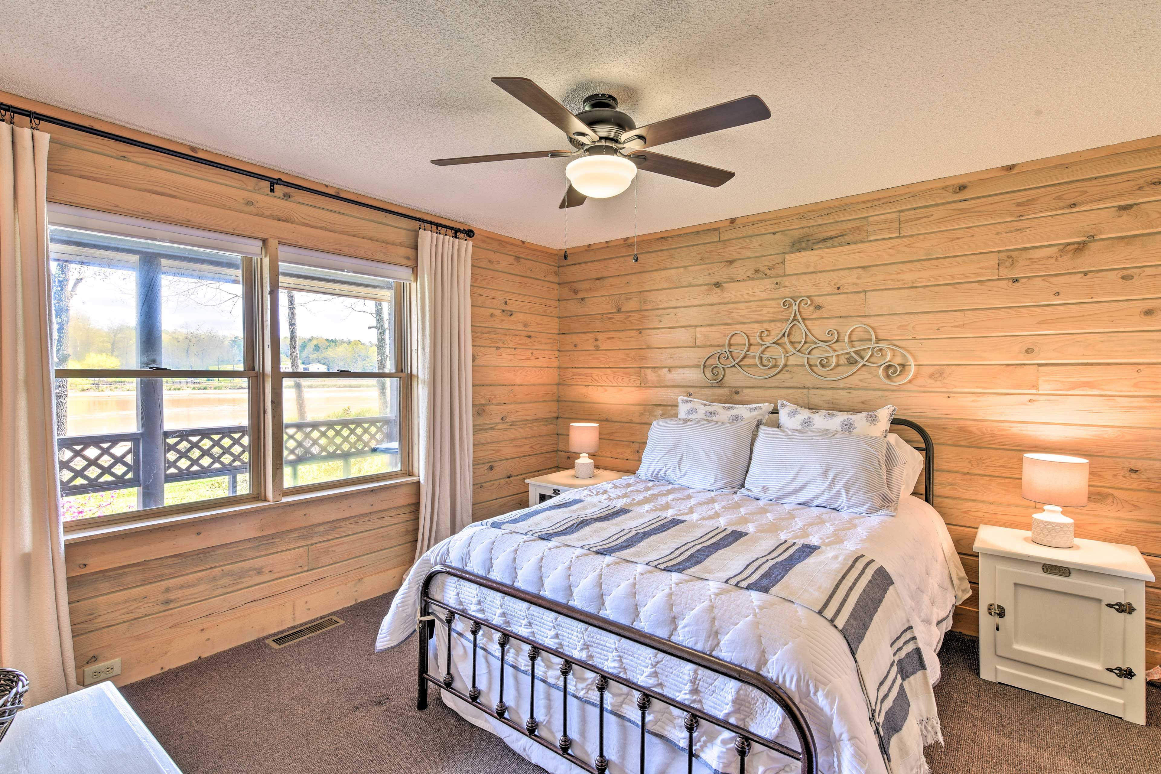 The main bedroom includes a queen bed and en-suite bath.