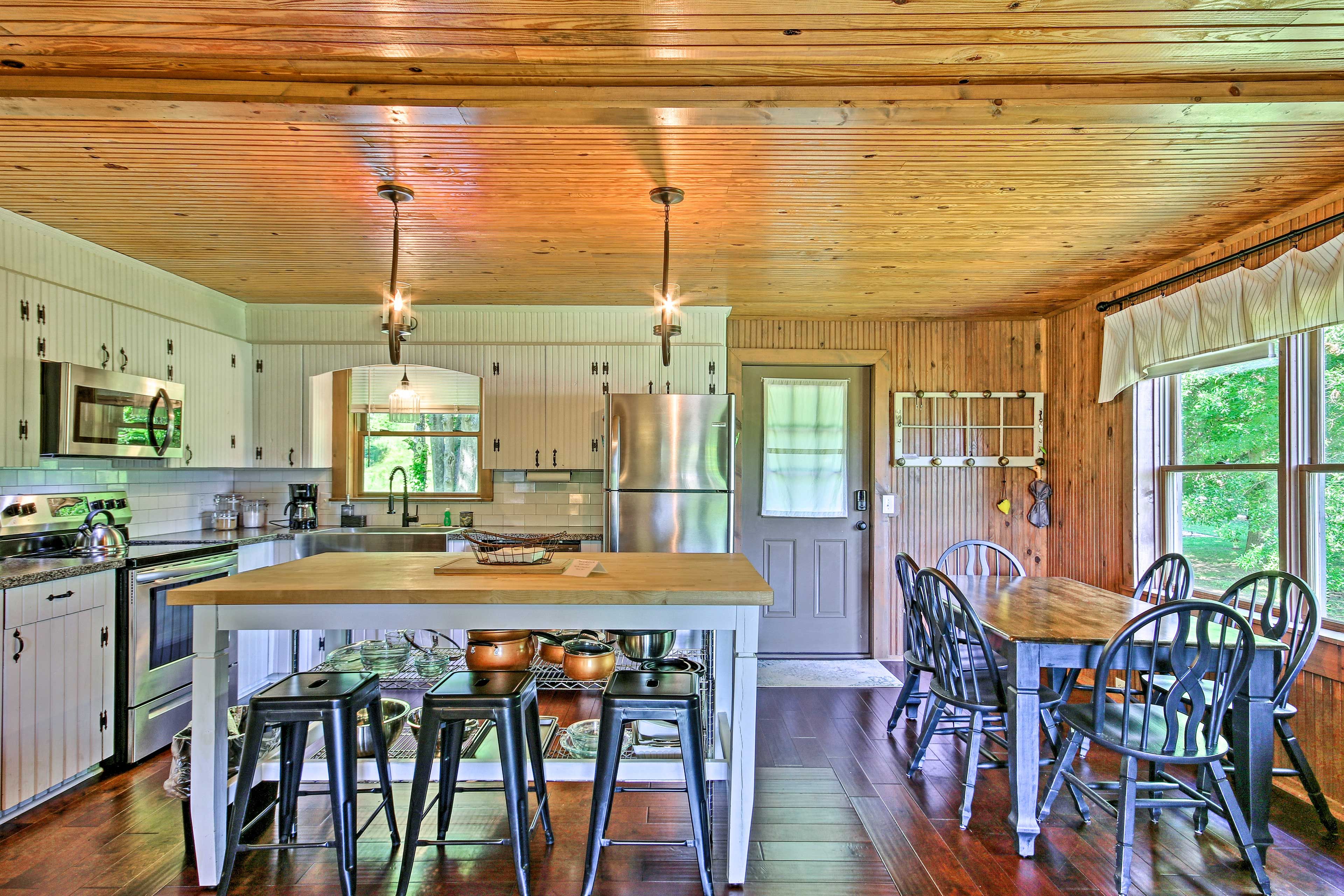 The fully equipped kitchen includes a dishwasher and island.
