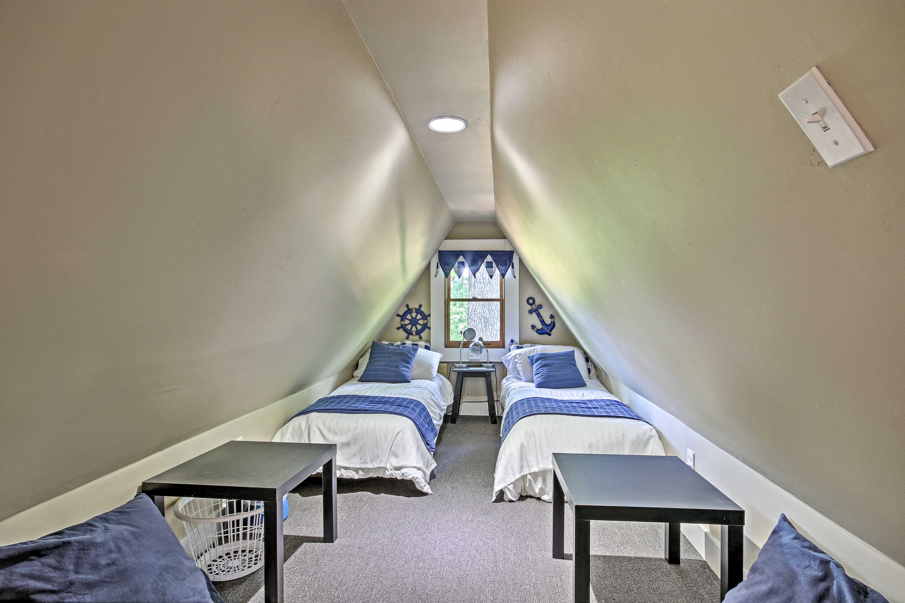You'll find 2 twin beds in the loft.