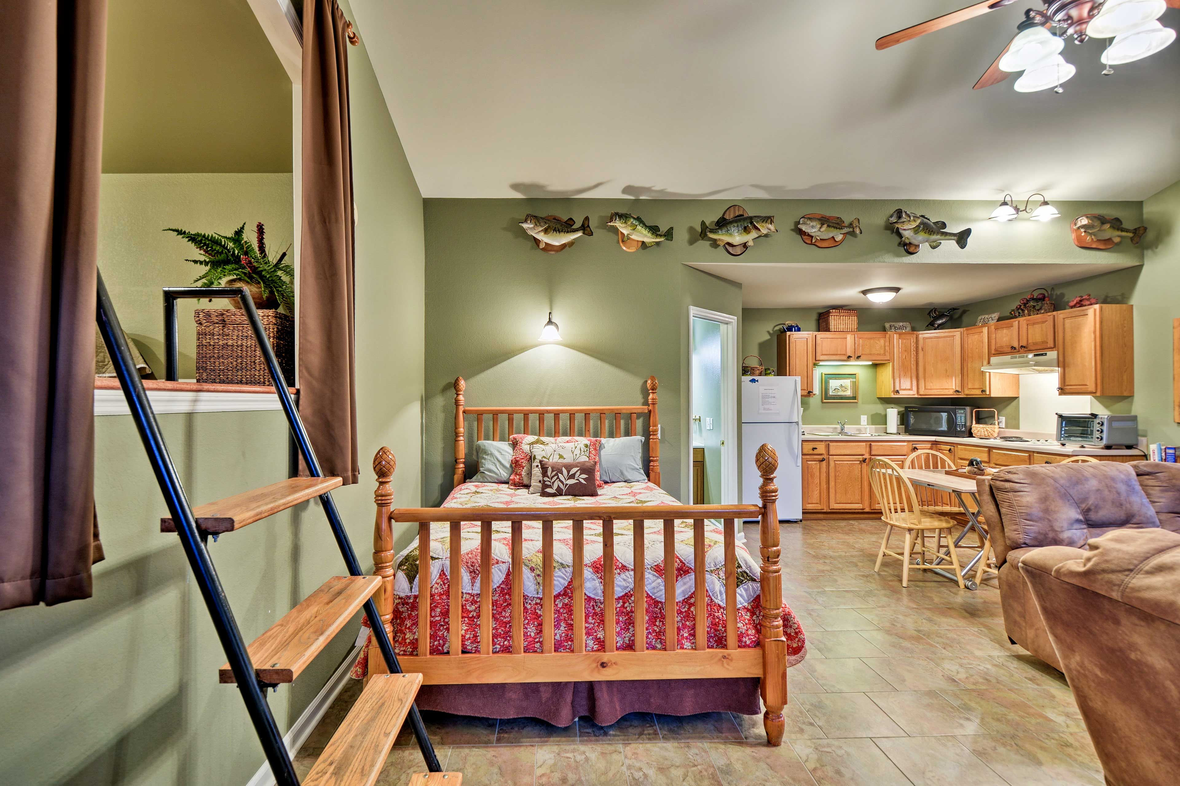 Studio | Queen Bed | Linens Provided
