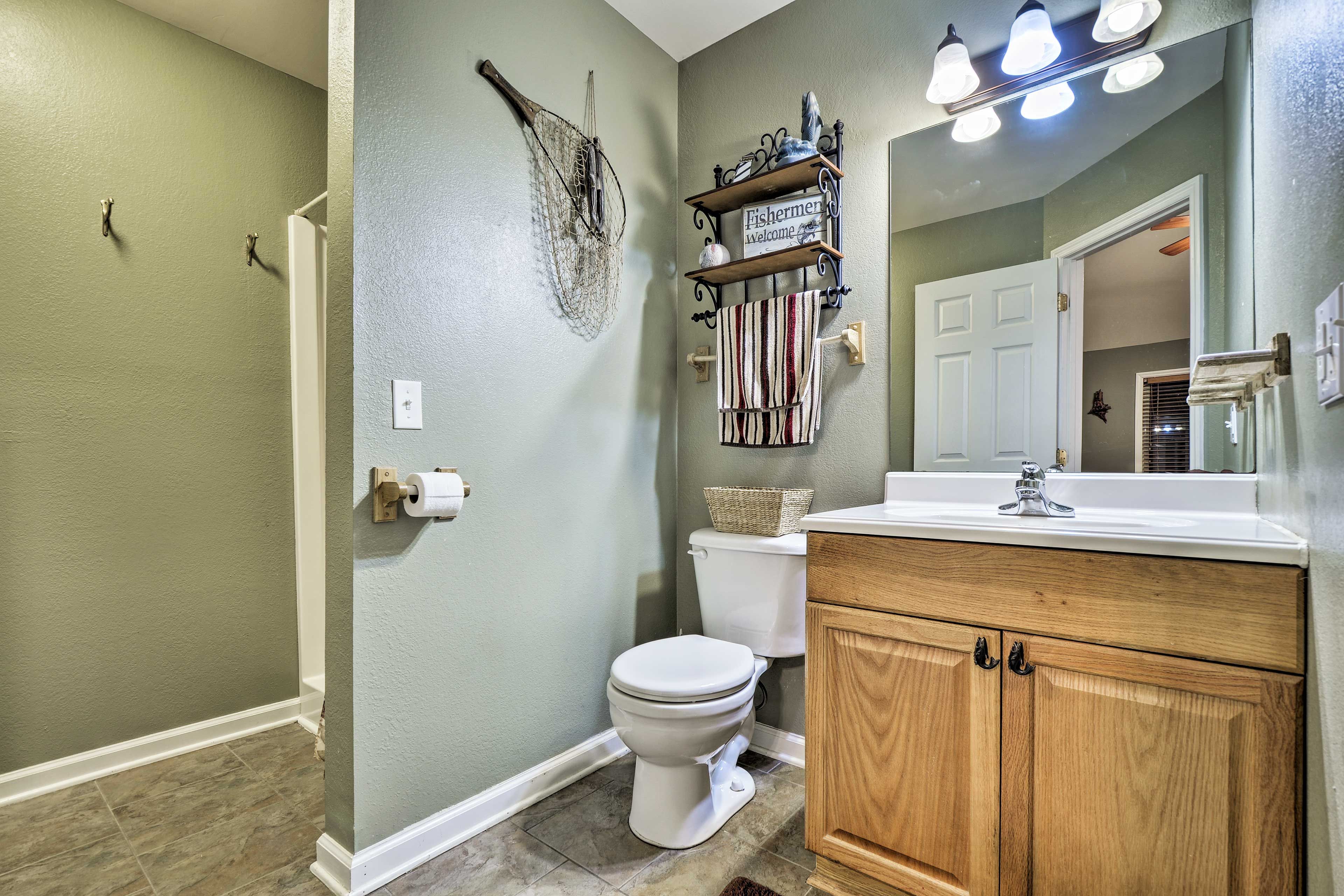Full Bathroom | Towels Provided