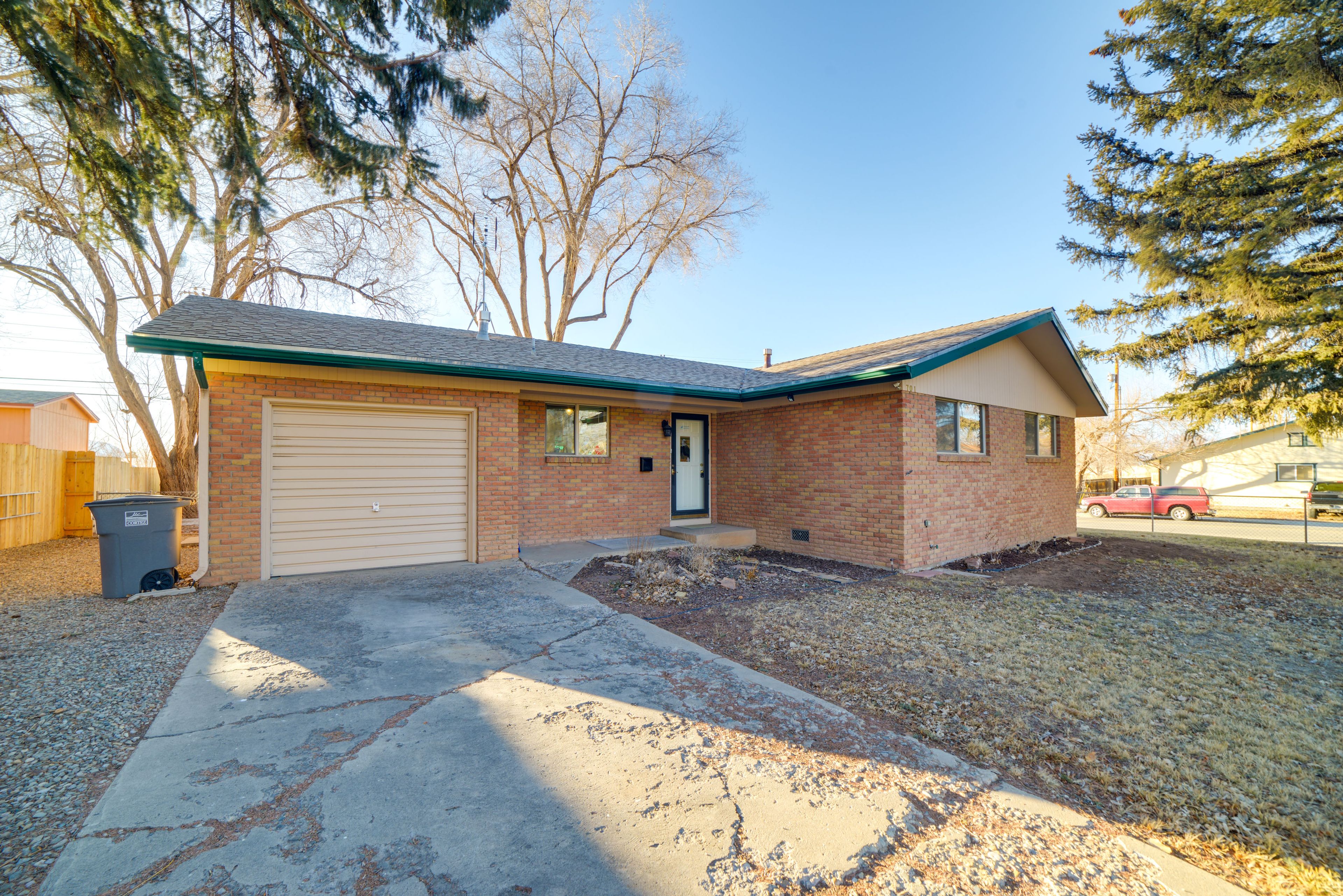 Parking | Driveway (3 Vehicles)