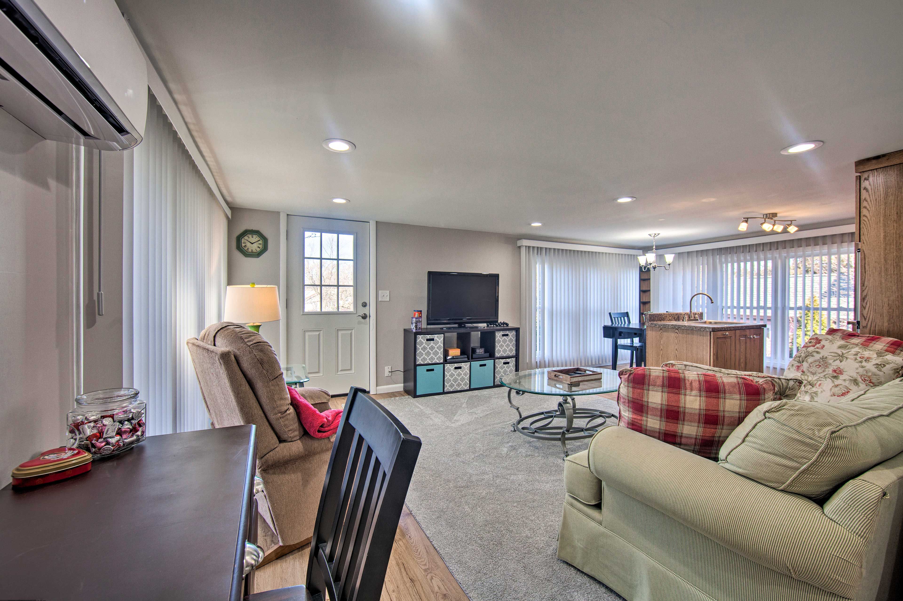 Living Room | Free WiFi | Smart TV | Central A/C