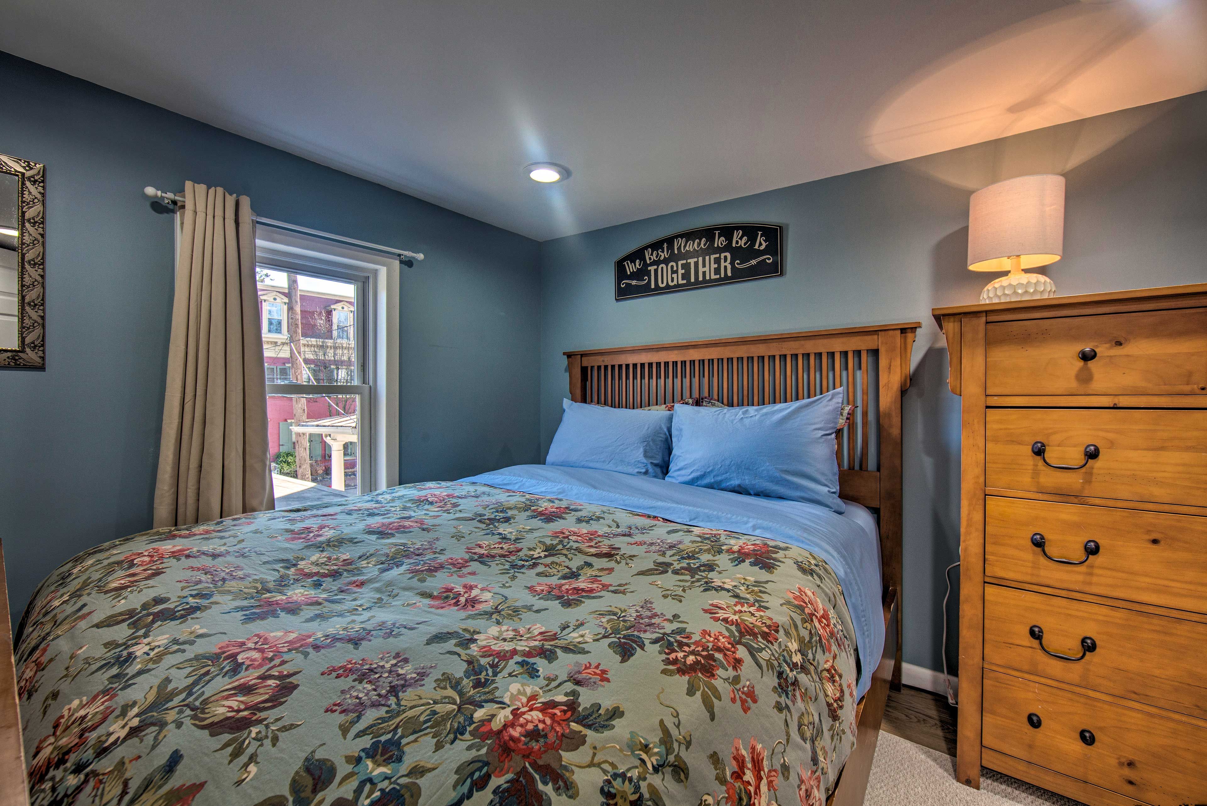 Bedroom | Queen Bed | Linens Provided