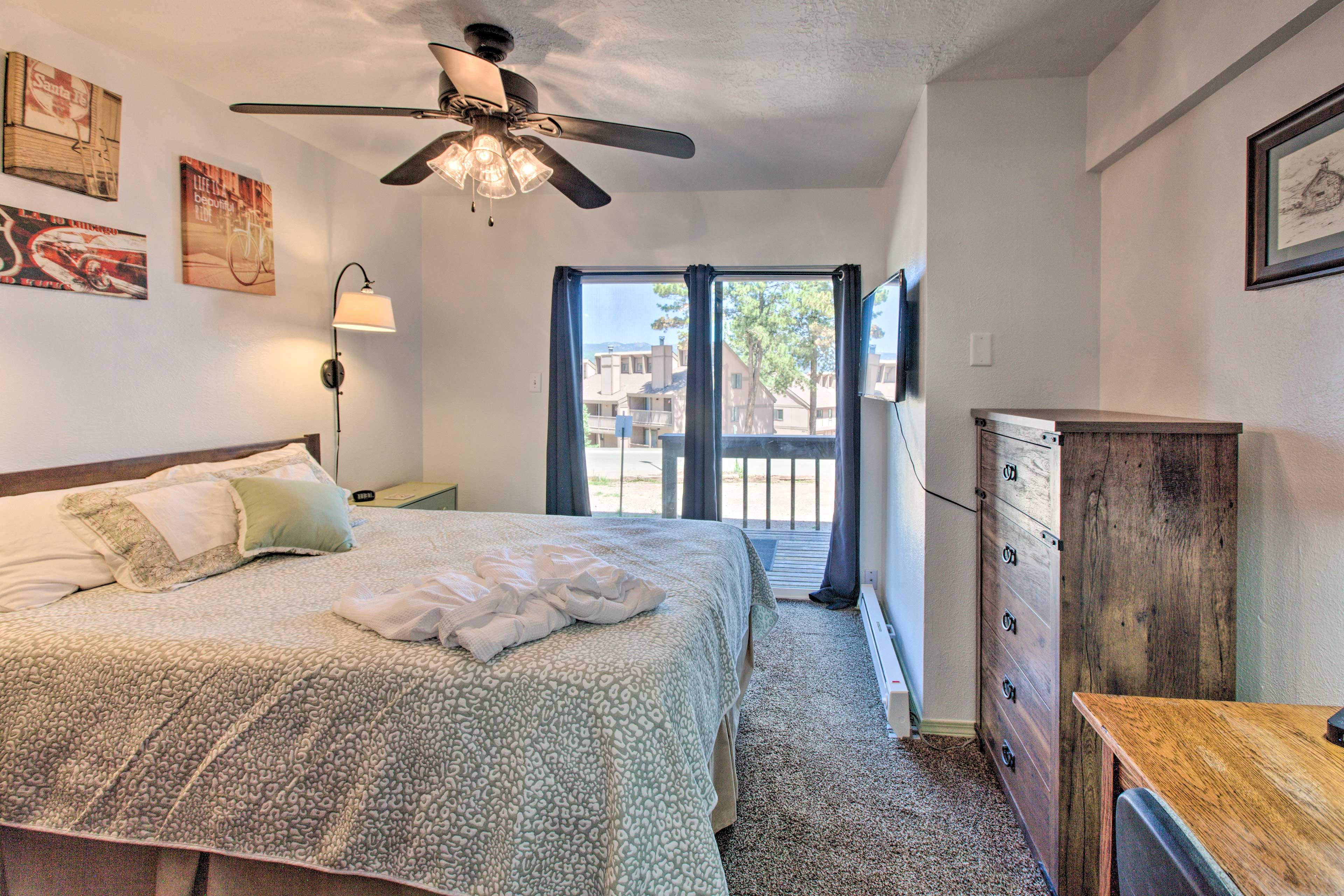 Bedroom | Queen Bed