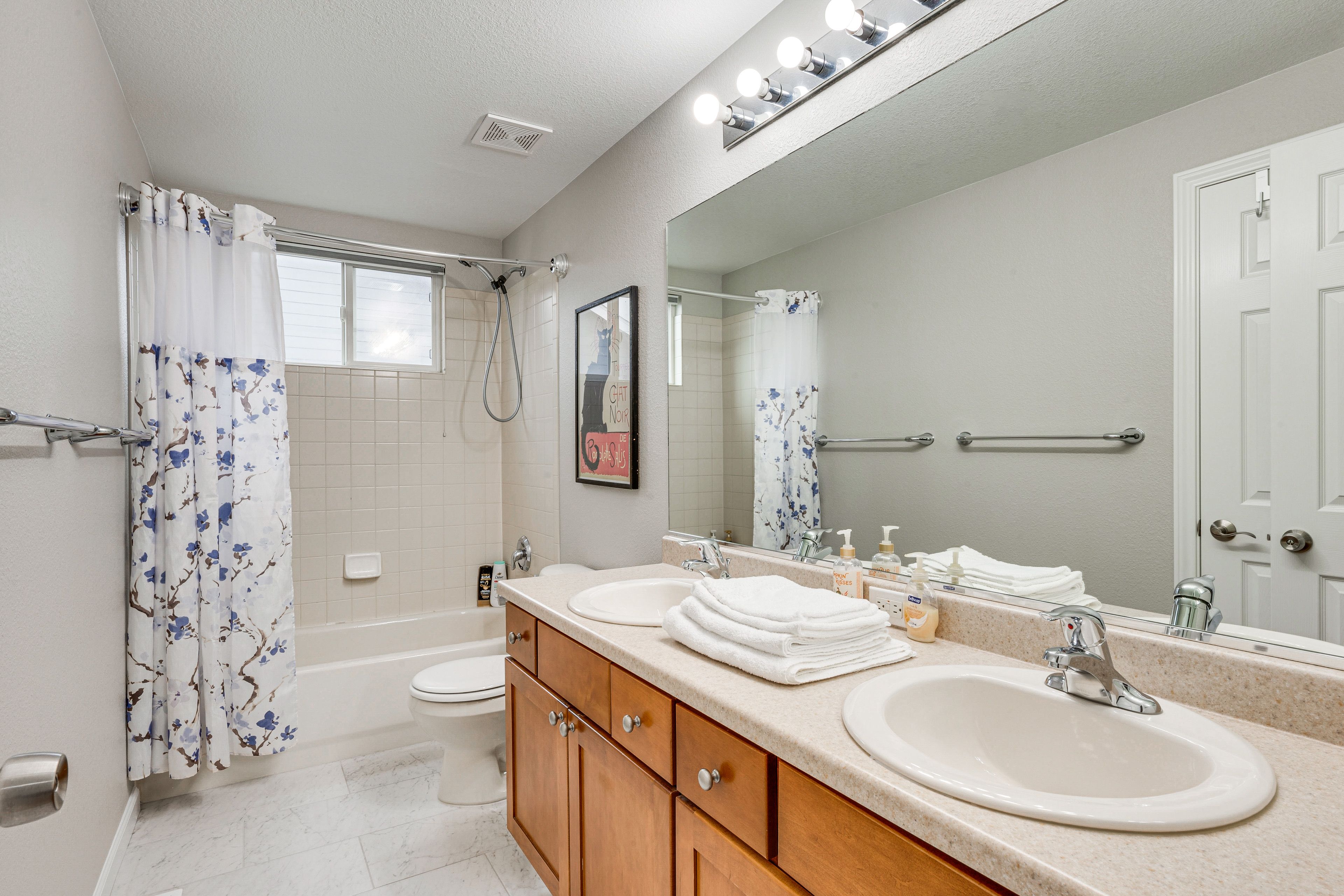 Full Bathroom | 2nd Floor | Towels & Linens Provided