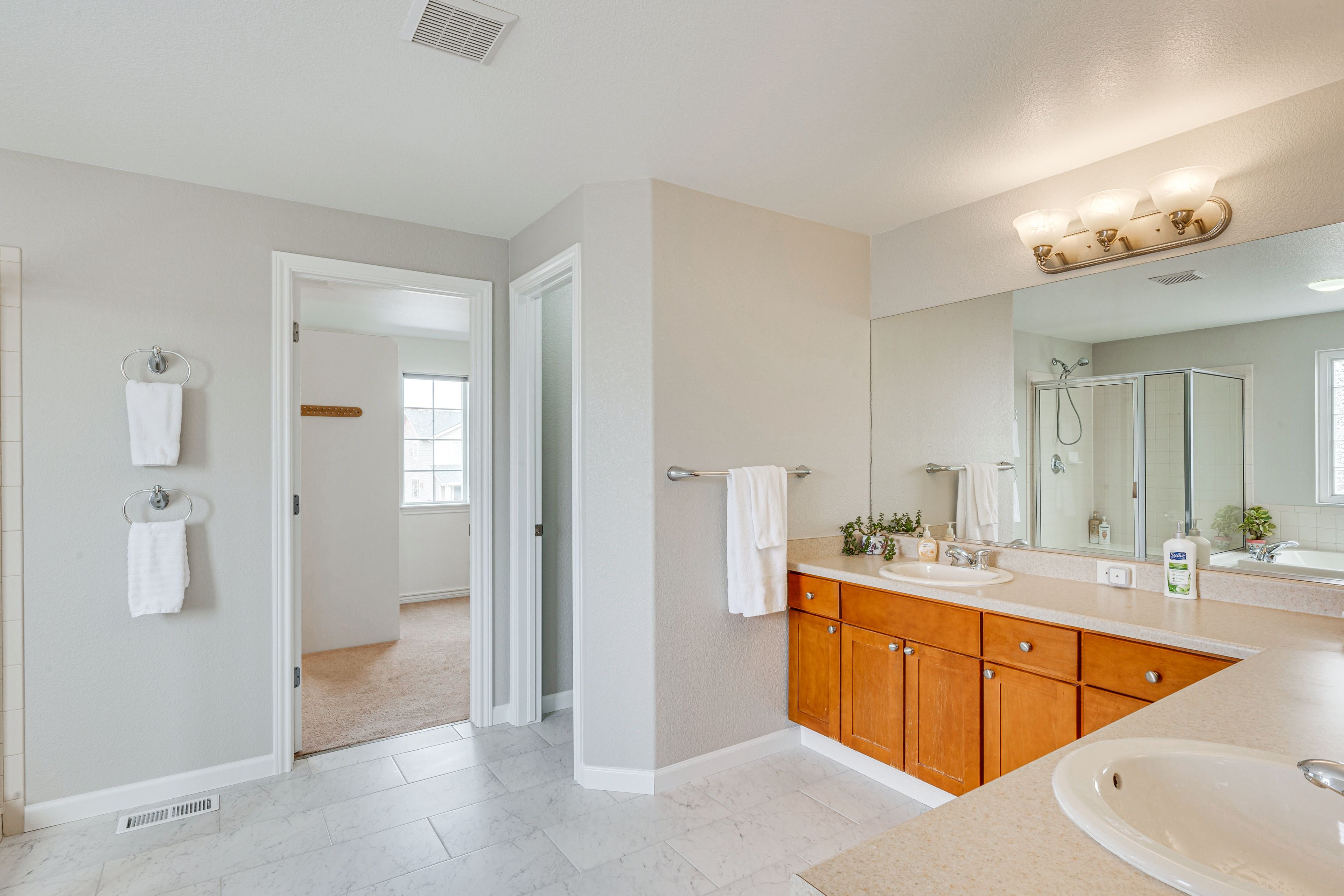 En-Suite Bathroom | 2nd Floor | Walk-In Closet