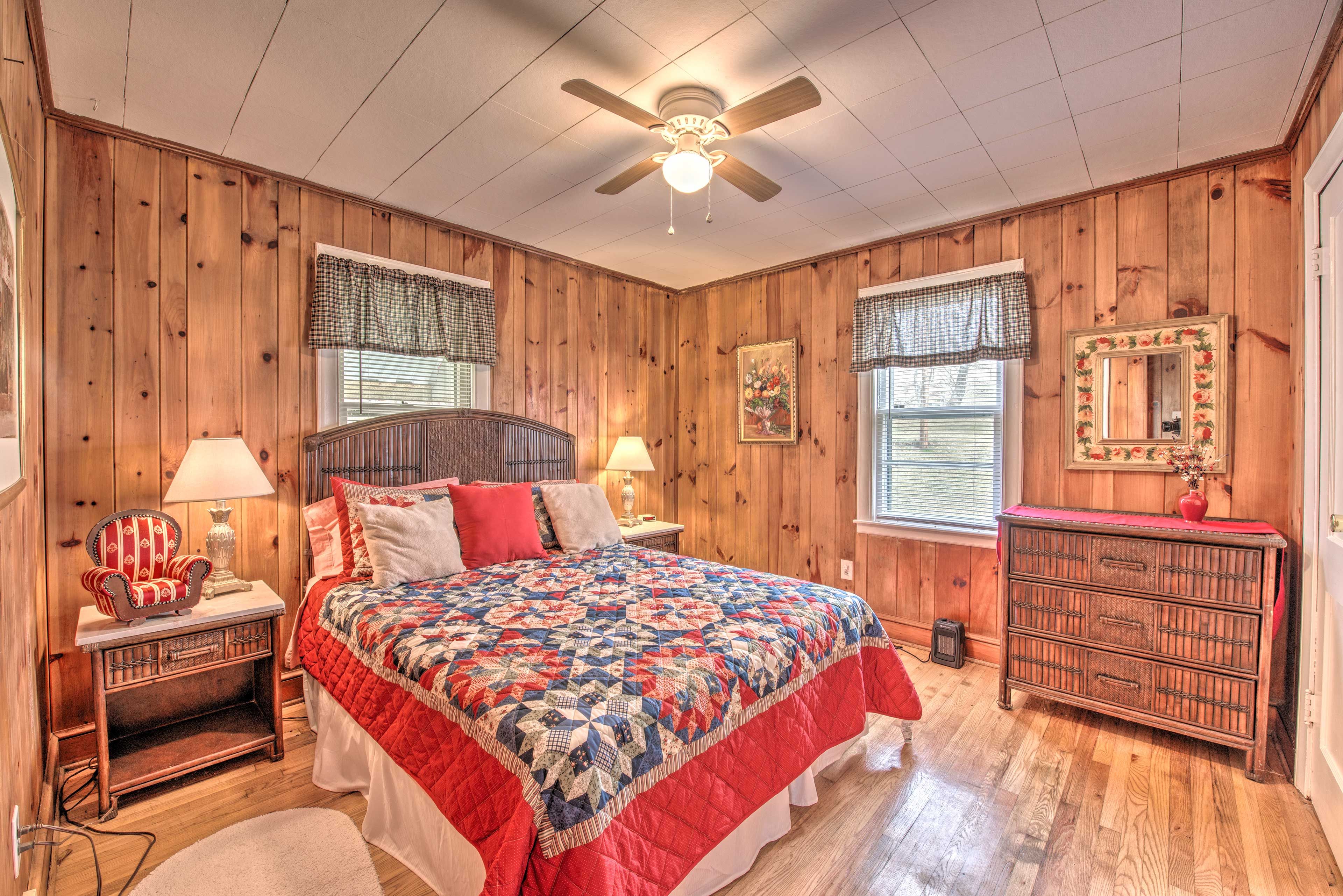 Bedroom 2 | Queen Bed