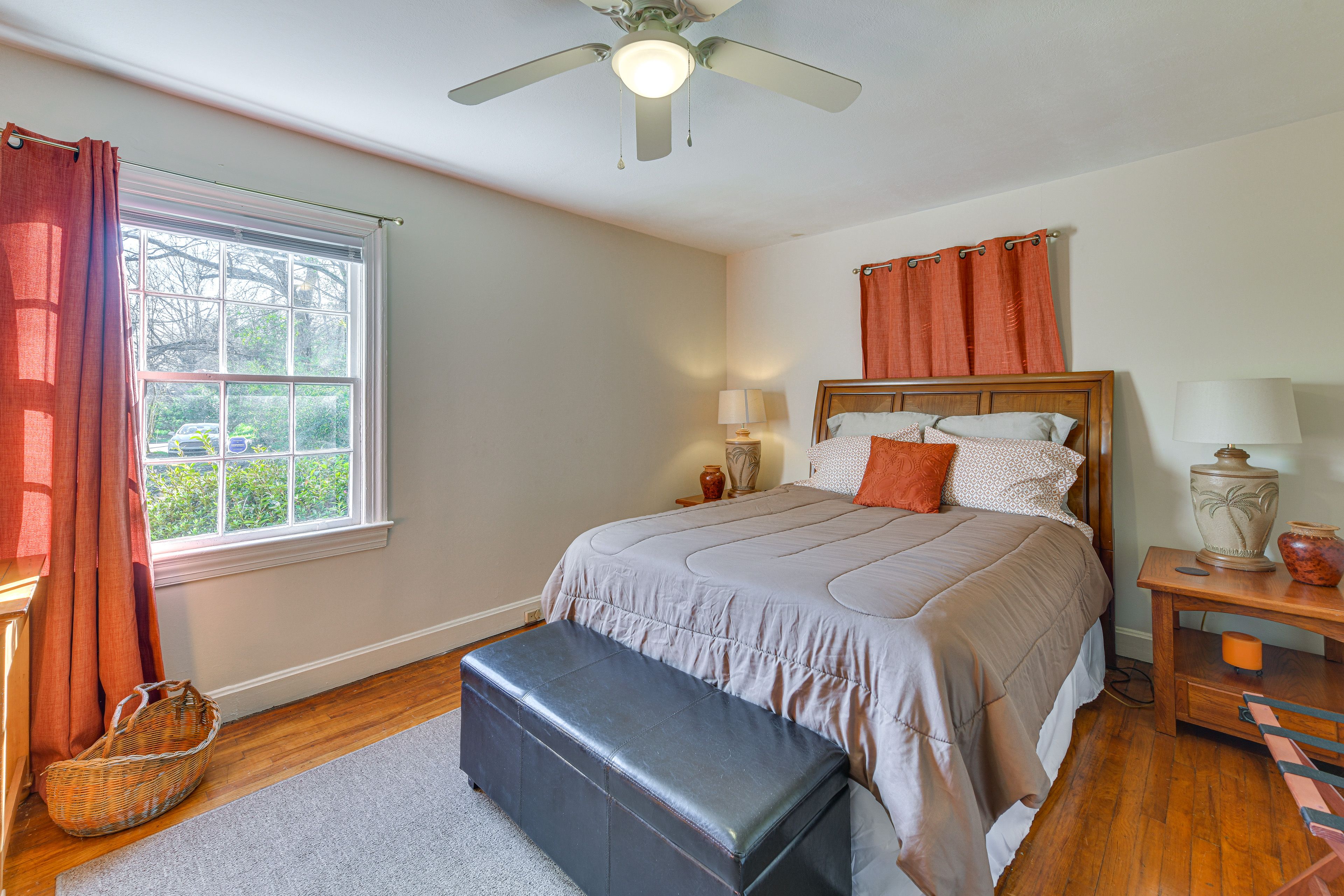 Bedroom 2 | Queen Bed | Desk