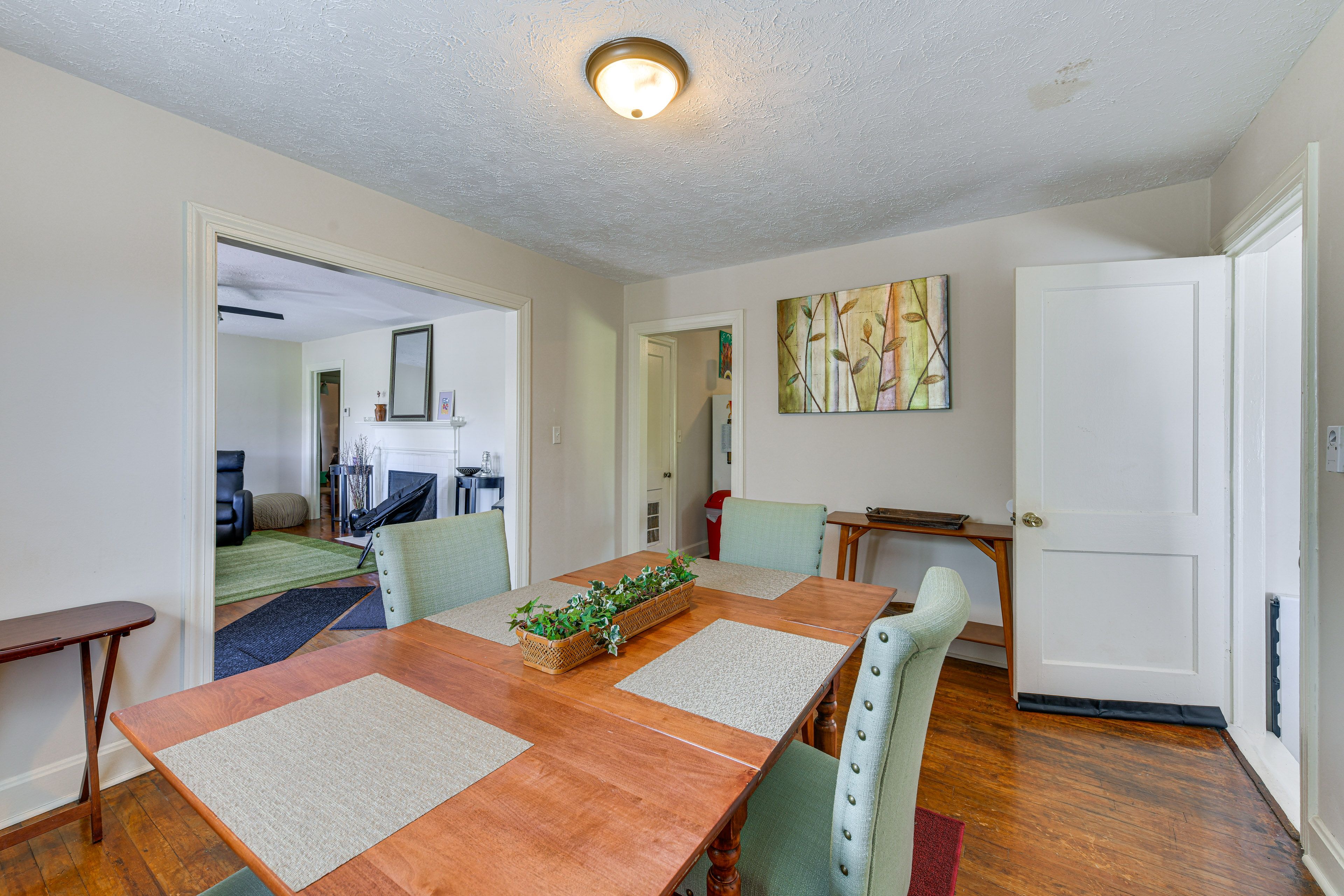 Dining Room | Dishes & Flatware Provided