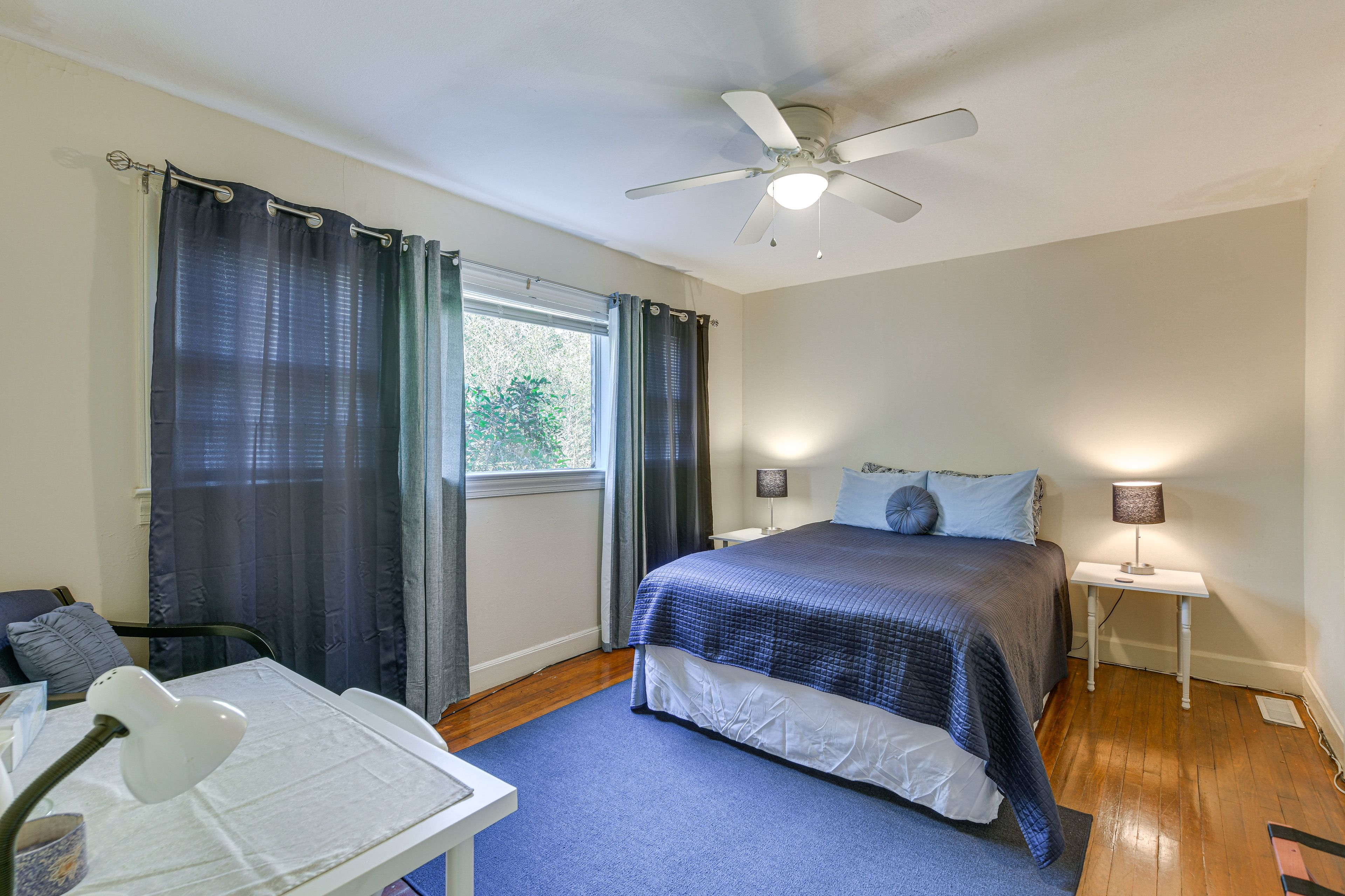 Bedroom 1 | Queen Bed | Desk