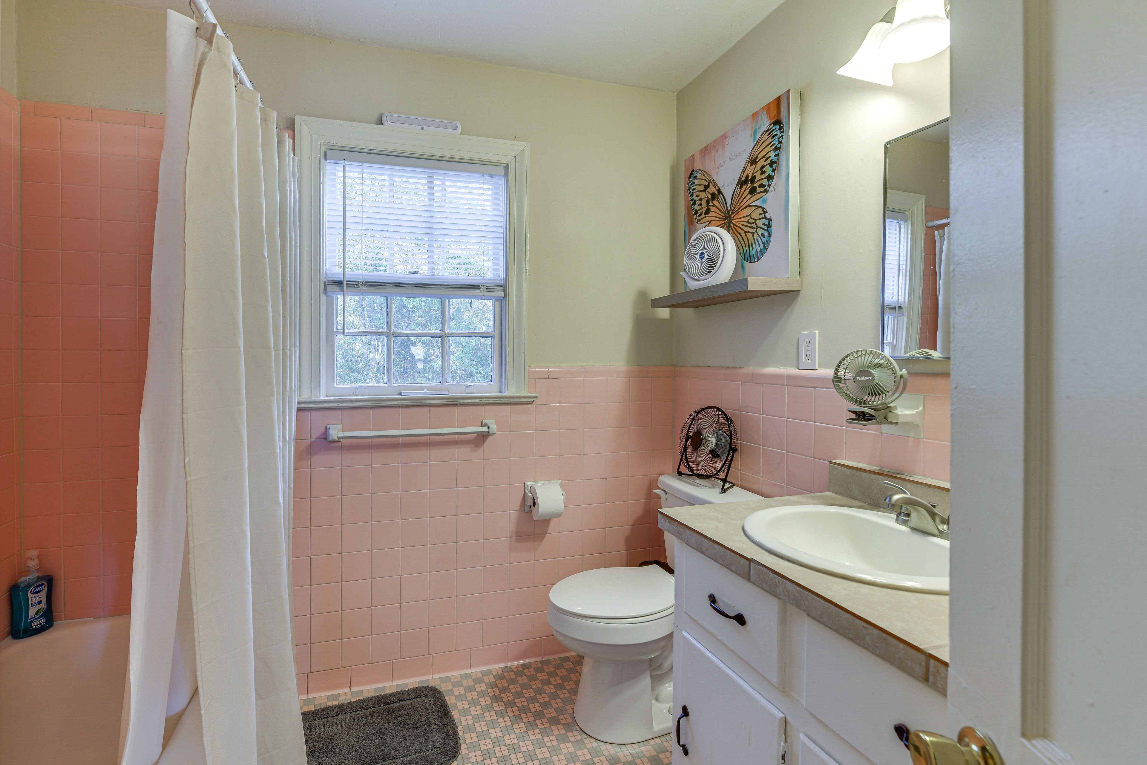 Full Bathroom | Towels & Linens Provided