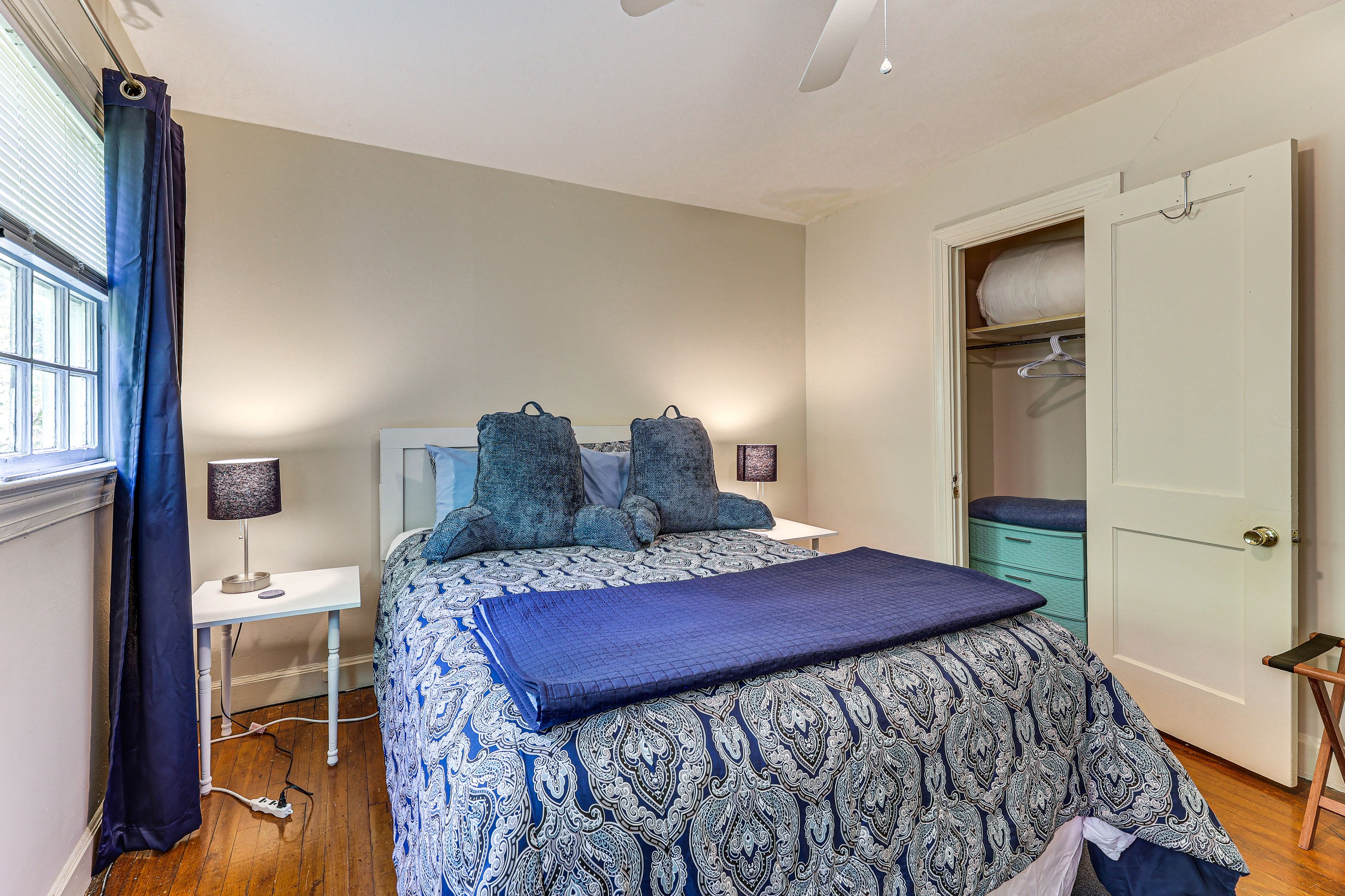 Bedroom 1 | Queen Bed