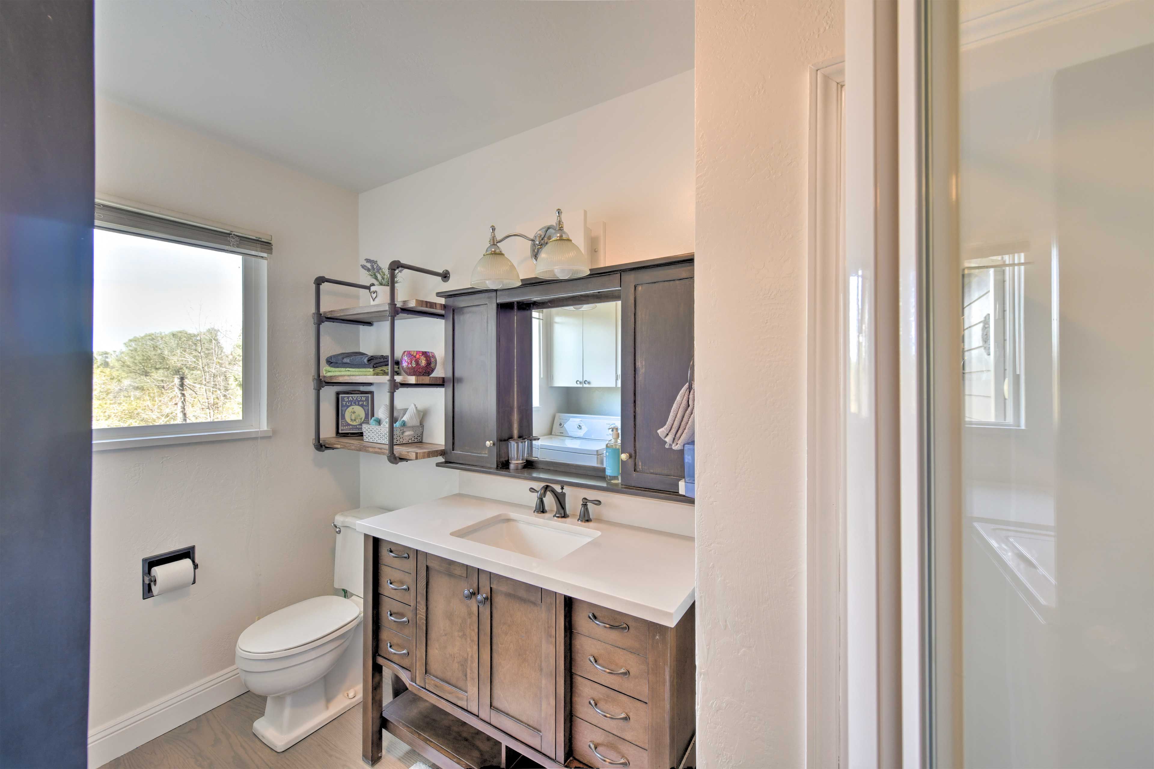 Full Bathroom | Towels & Linens Provided | Walk-In Shower