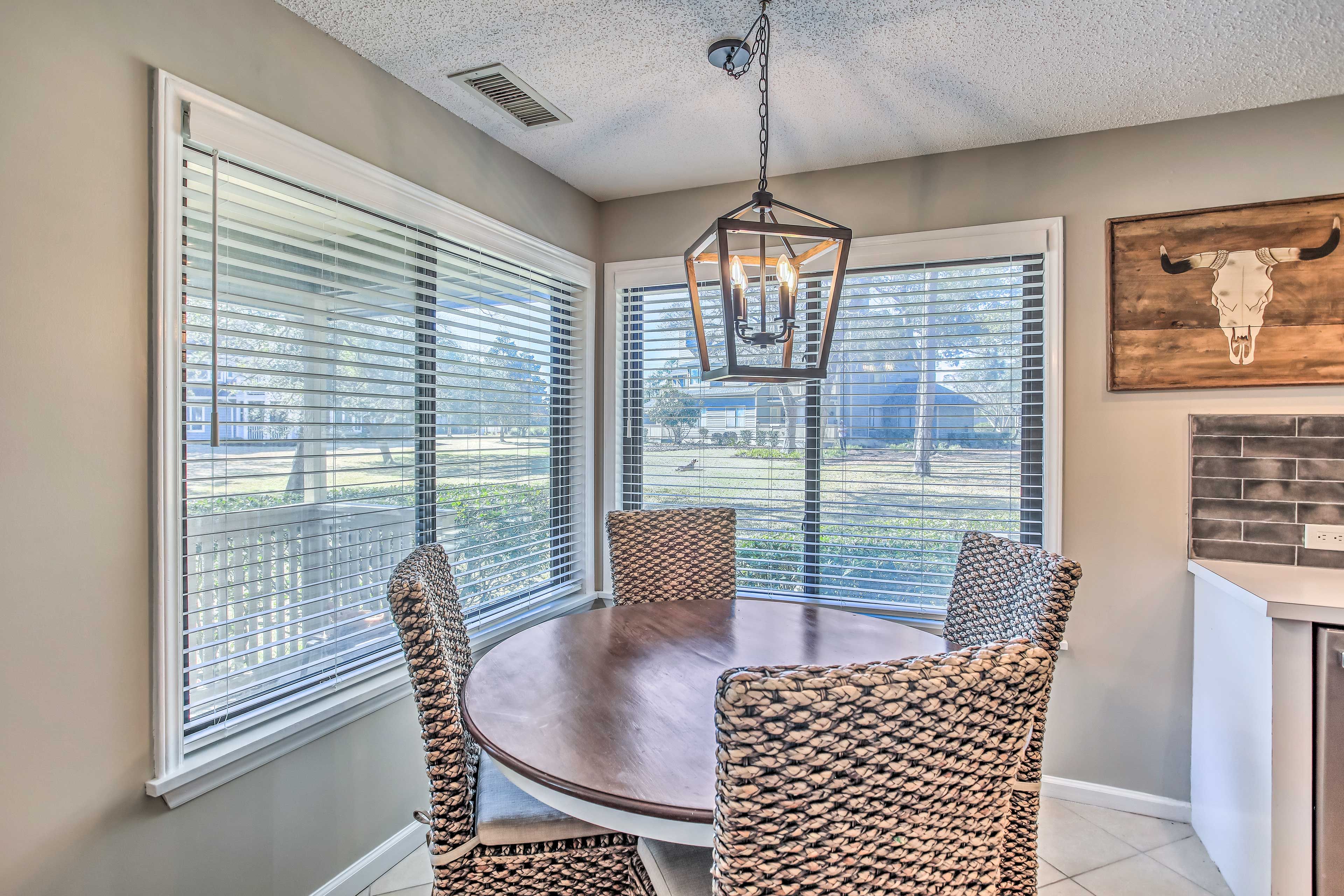 Dining Area | Dishware & Flatware Provided