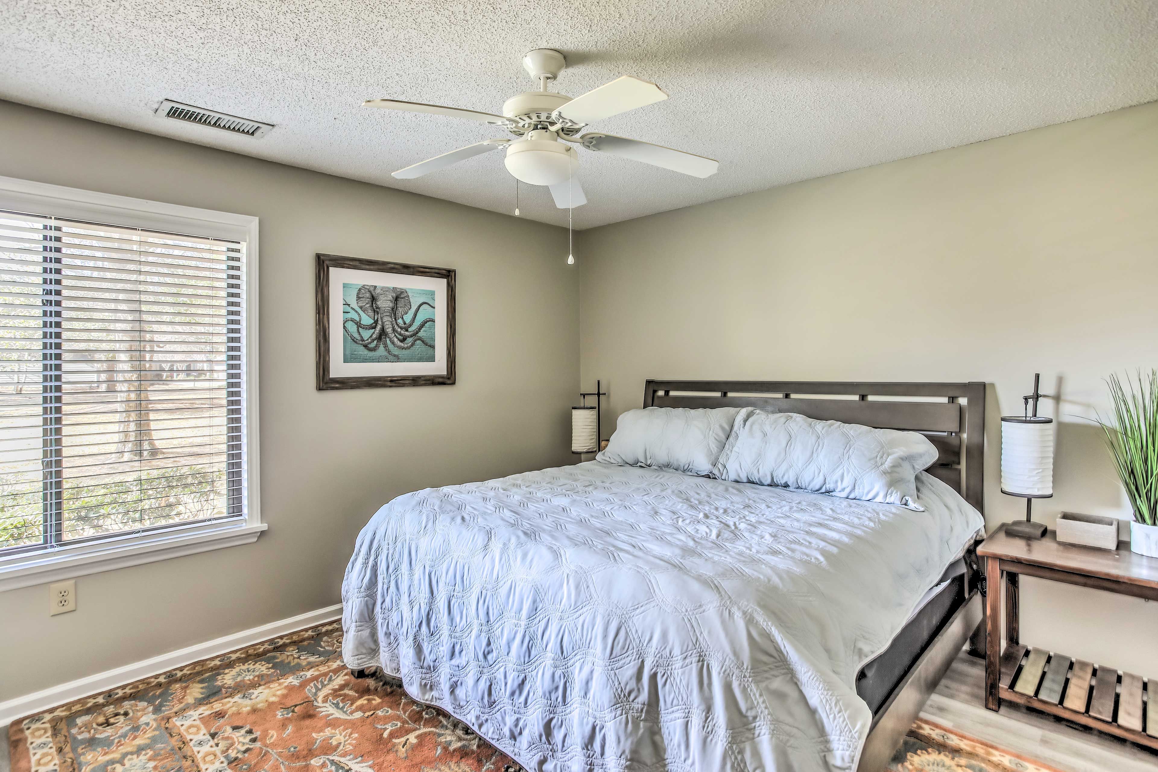 Bedroom | King Bed | Linens Provided