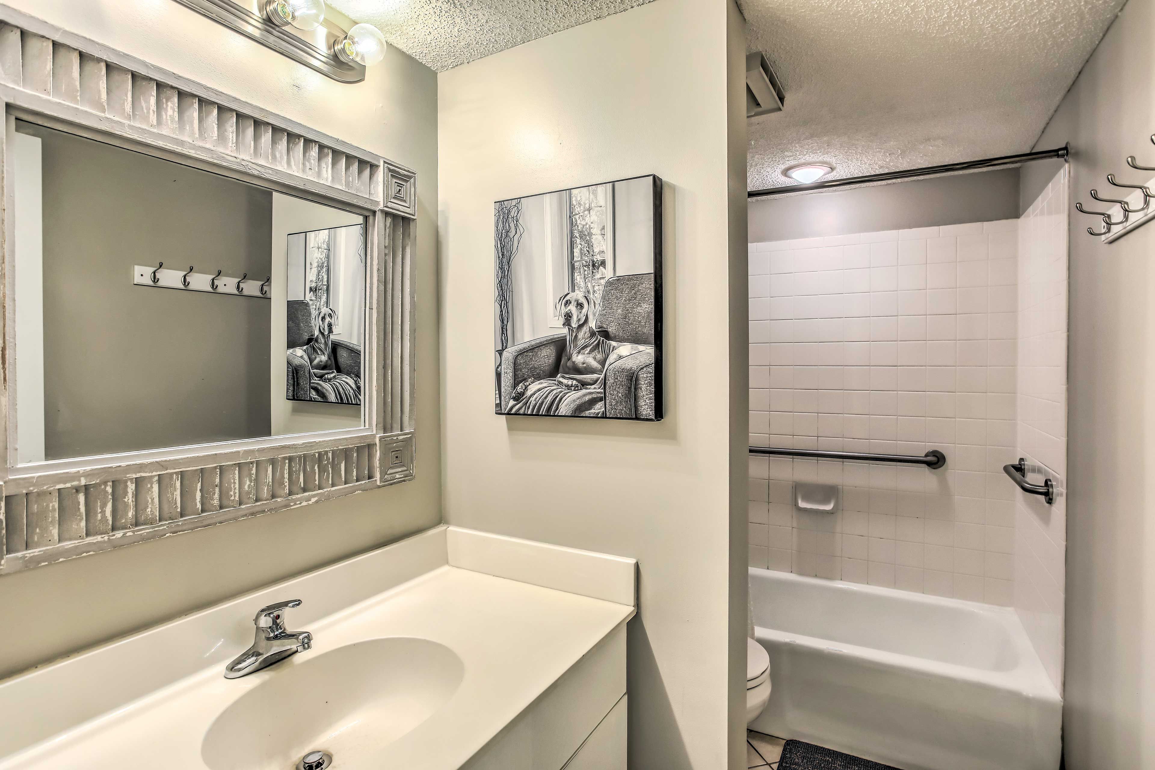 Full Bathroom | Towels Provided