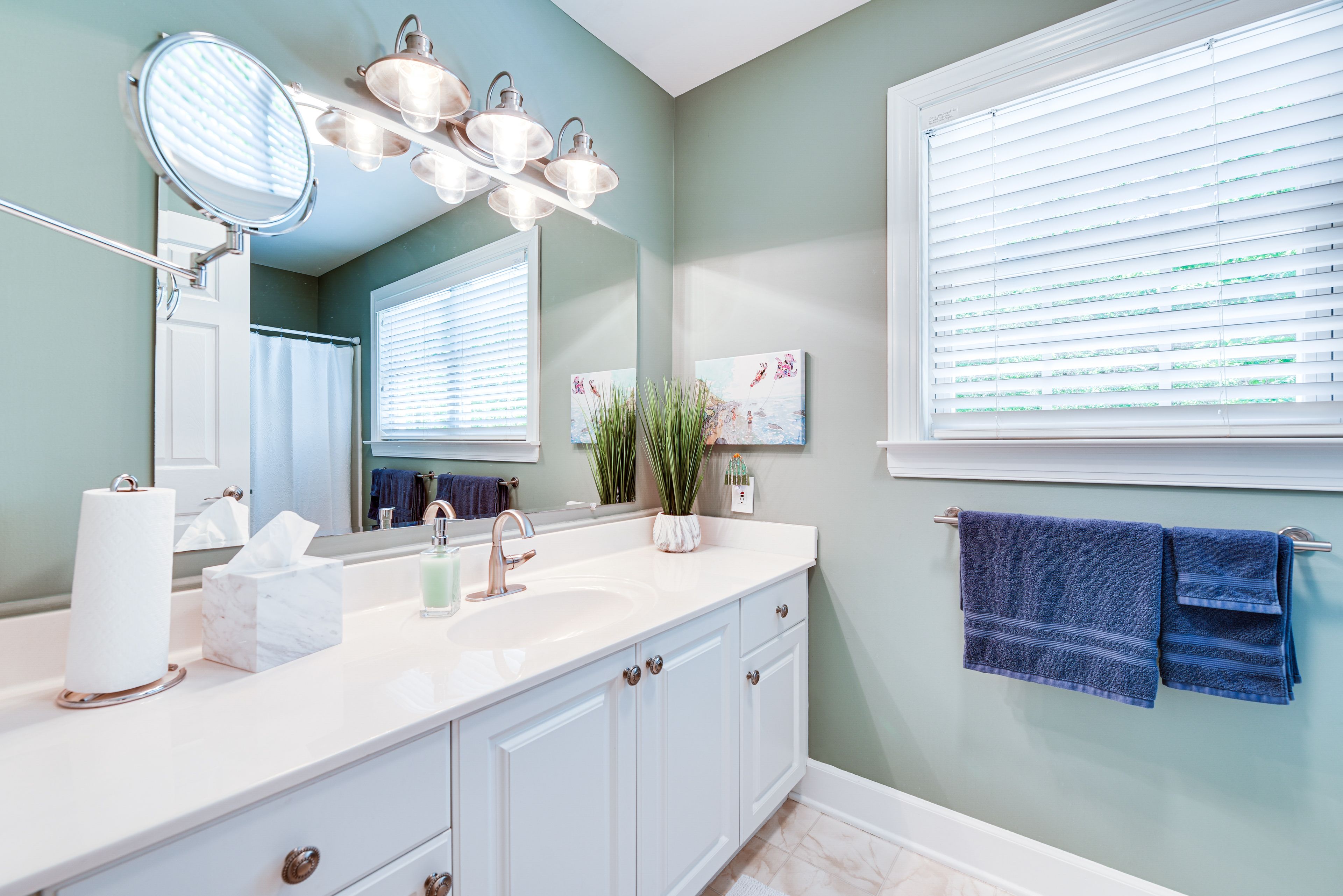 Full Bathroom | Towels Provided