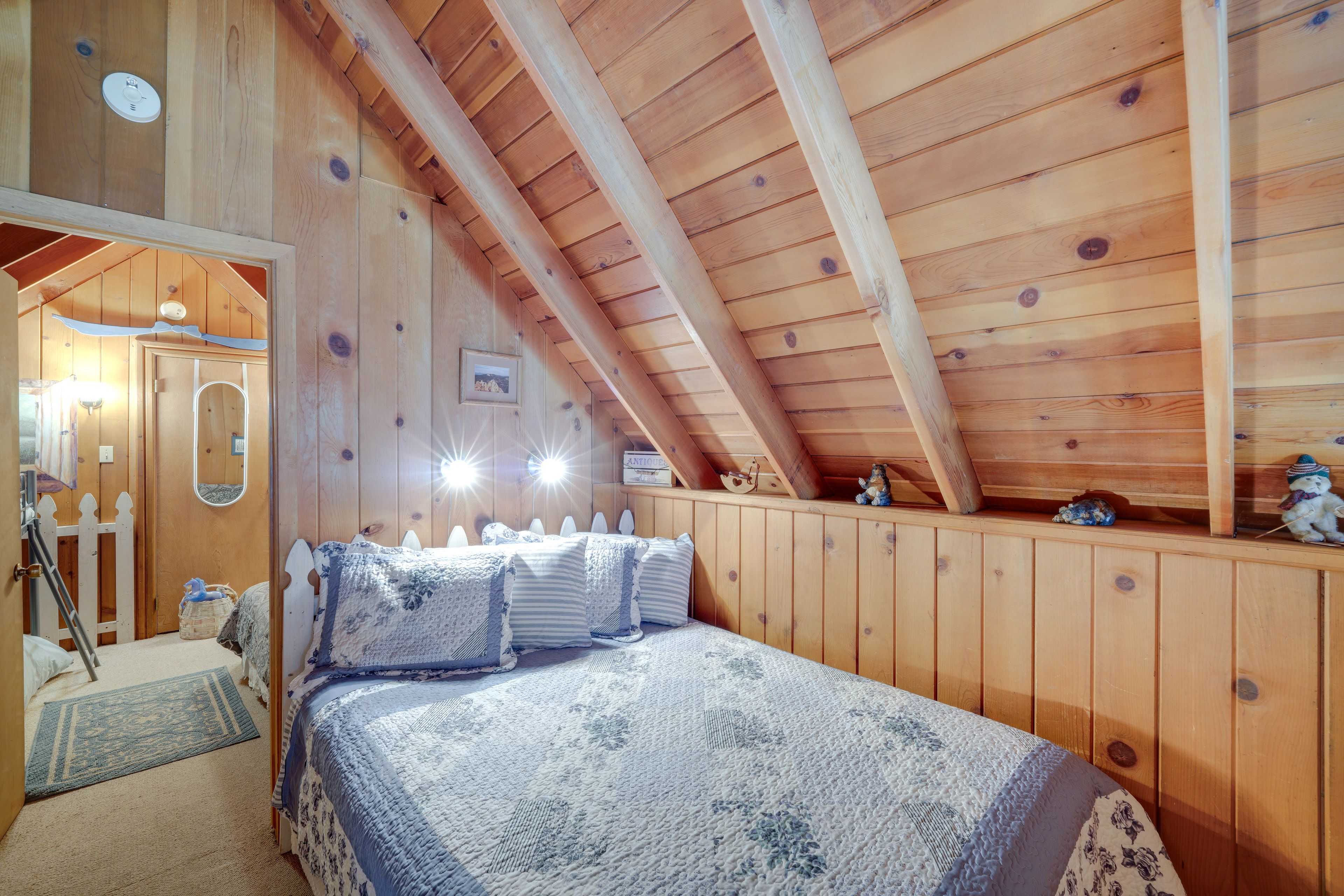 Loft | Queen Bed
