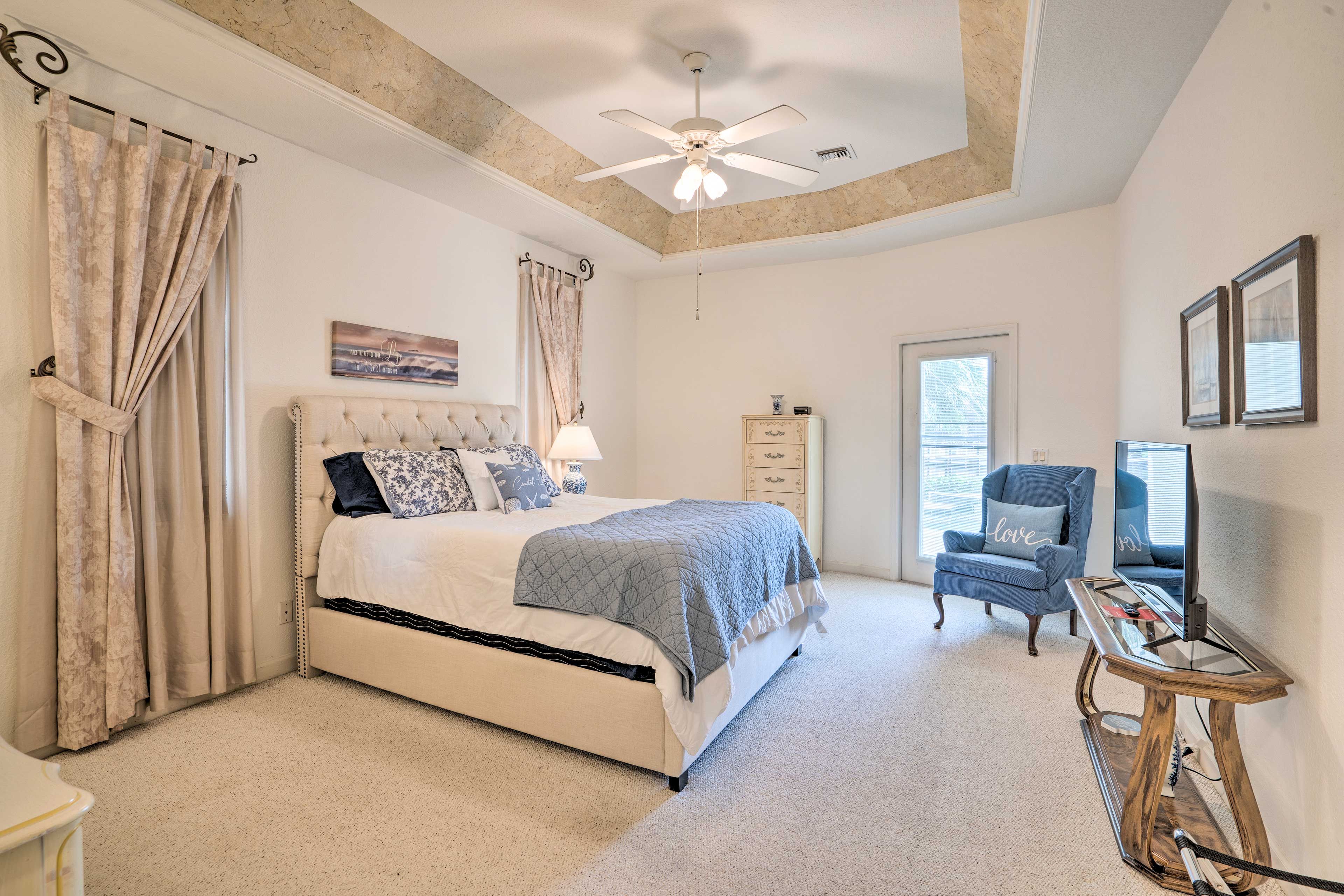 Bedroom 1: Queen Bed | 1st Floor