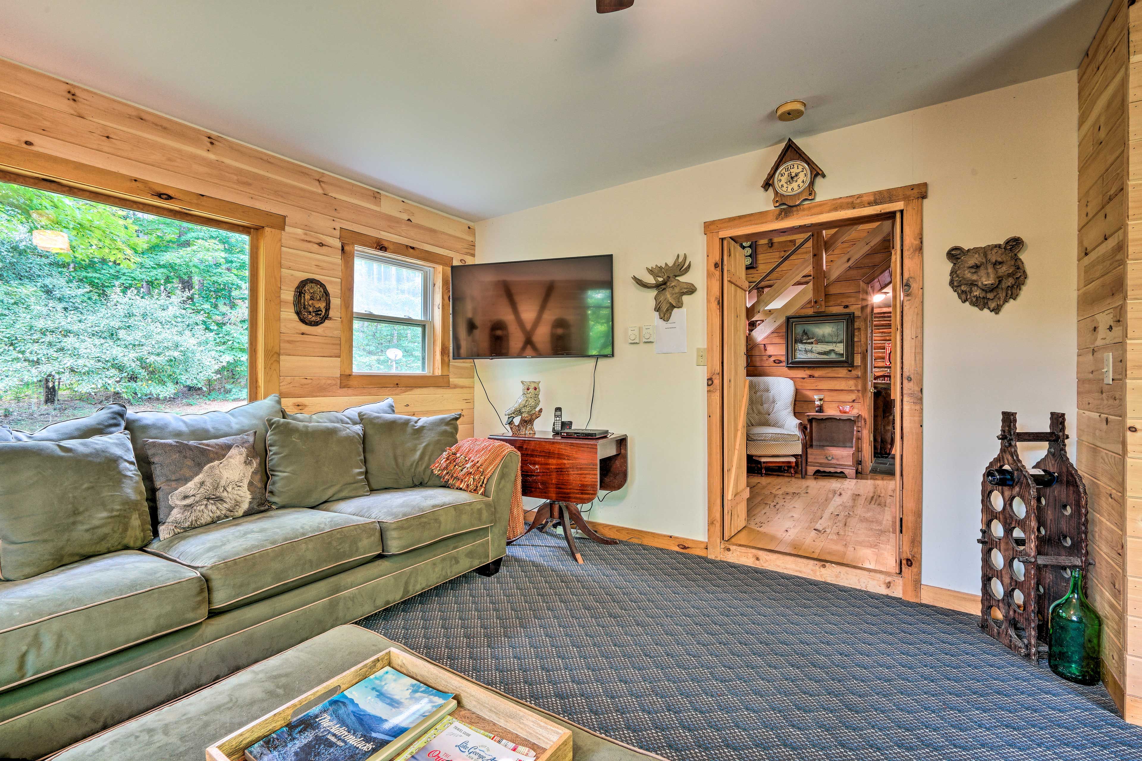 Living Room | Flat-Scree Cable TV