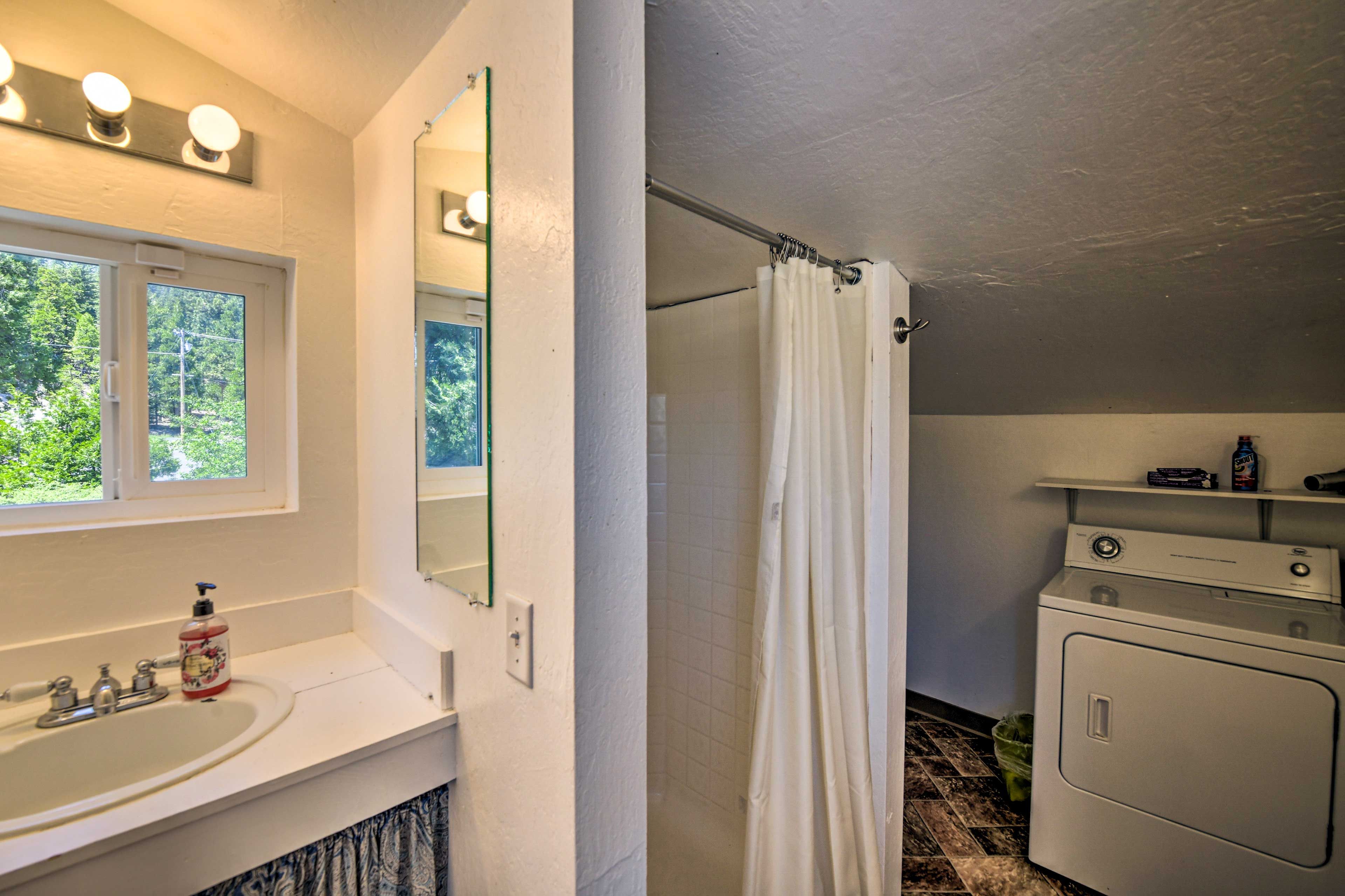 Full Bathroom | Shower | Washer & Dryer