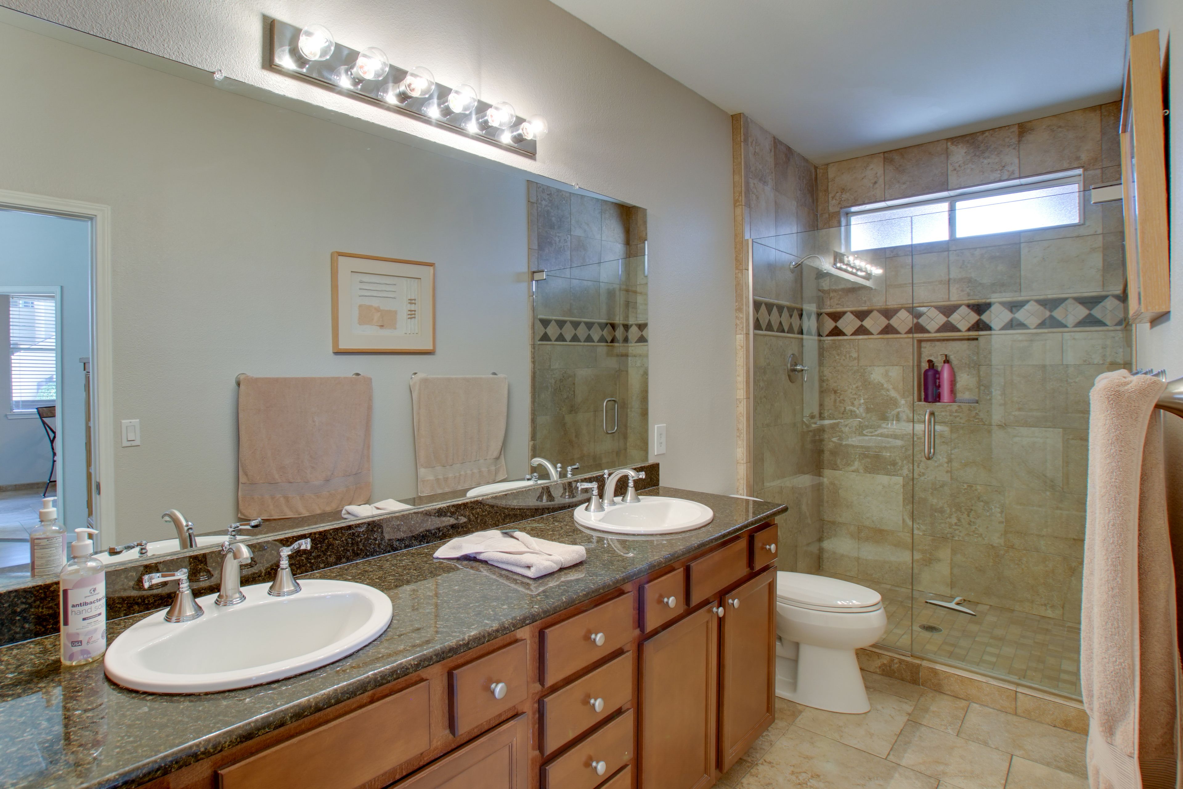 Full Bathroom | Towels Provided