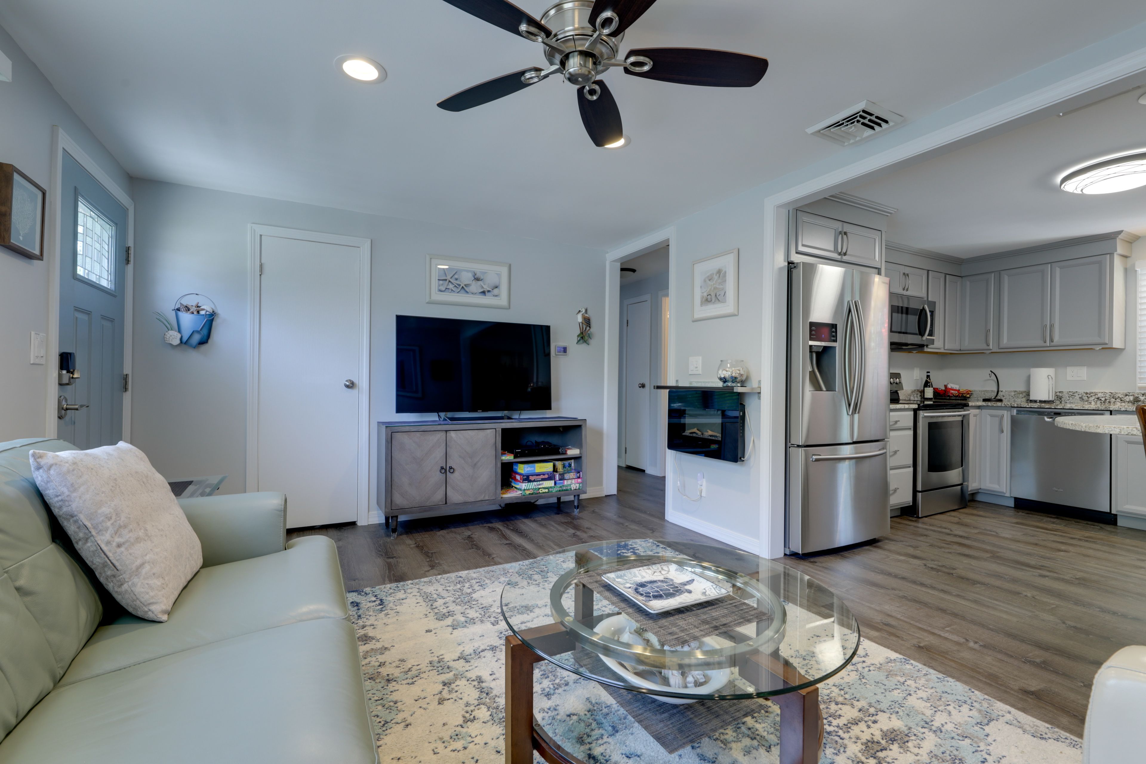 Living Room | Central A/C & Heating | Smart TV | Free WiFi