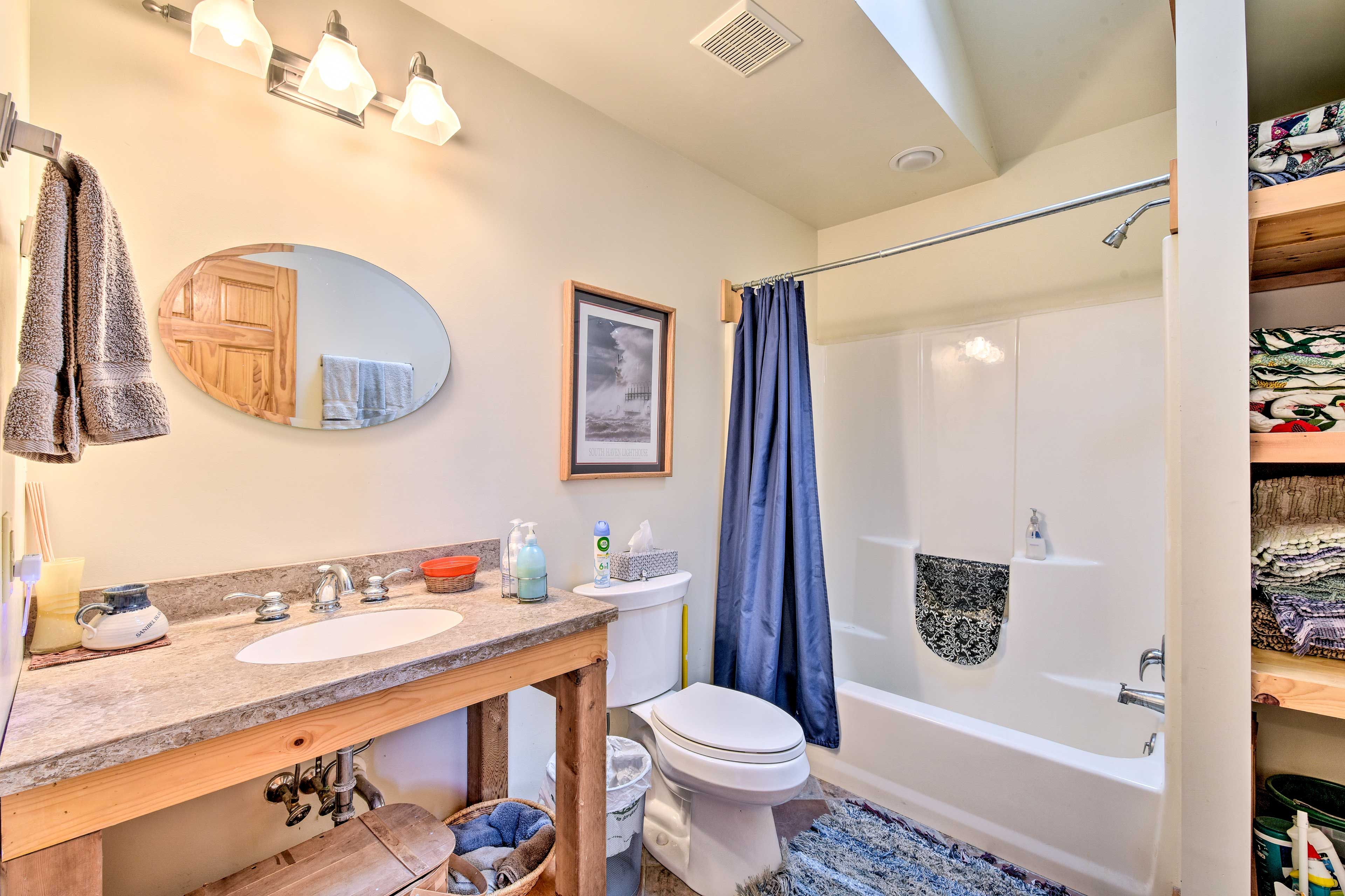This bathroom hosts a shower/tub combo.