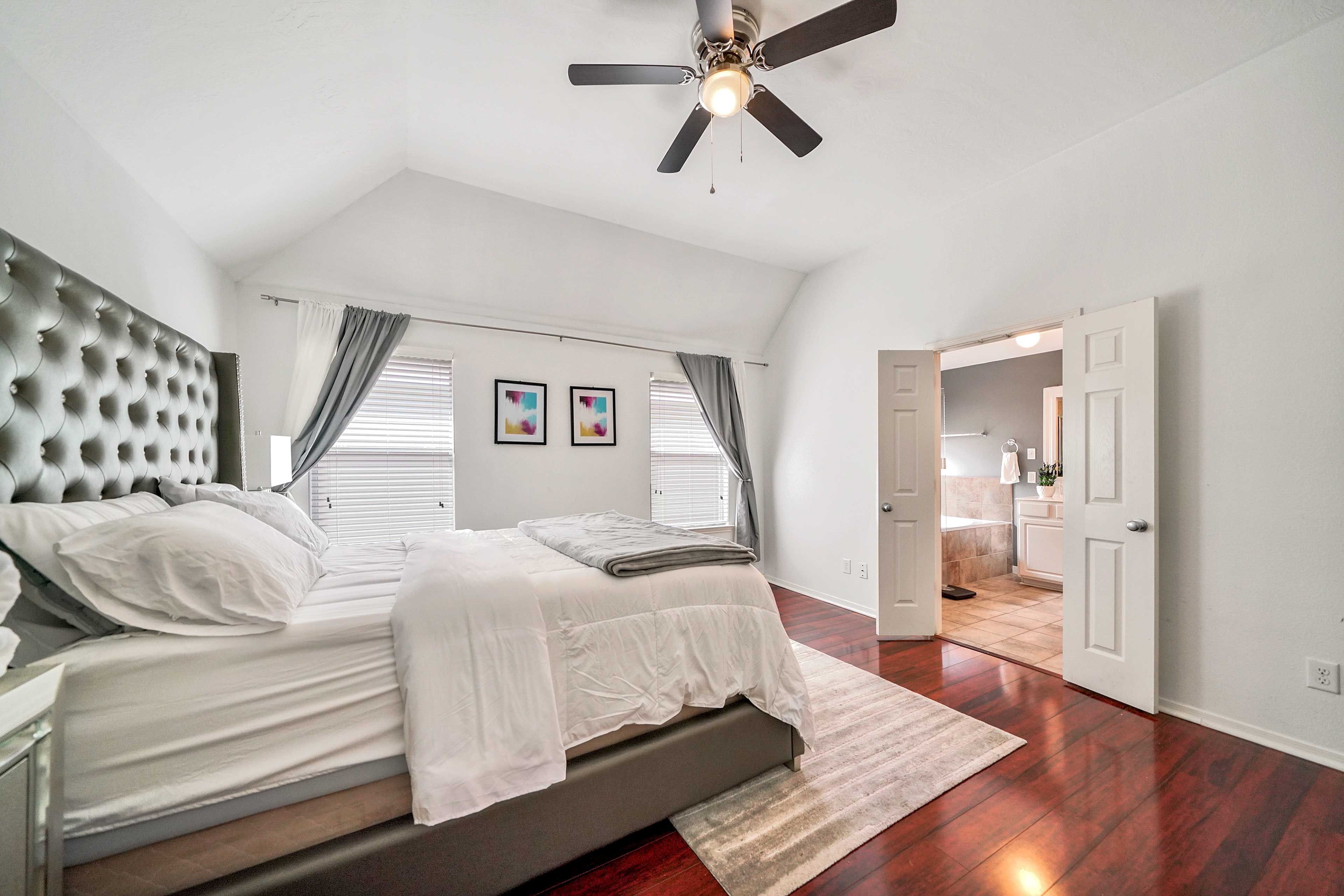 Each room is equipped with a queen bed.