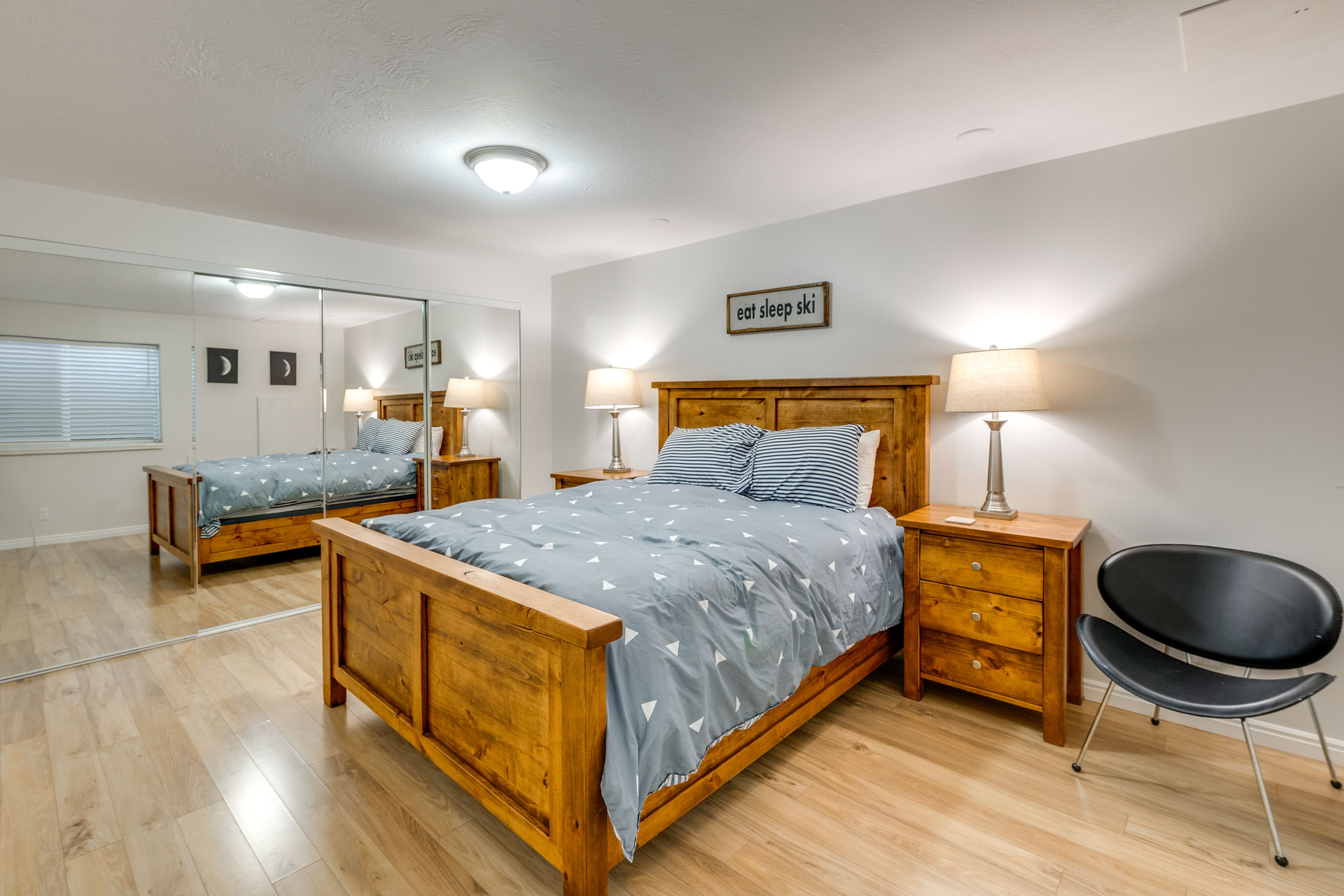 Bedroom 1 | Queen Bed
