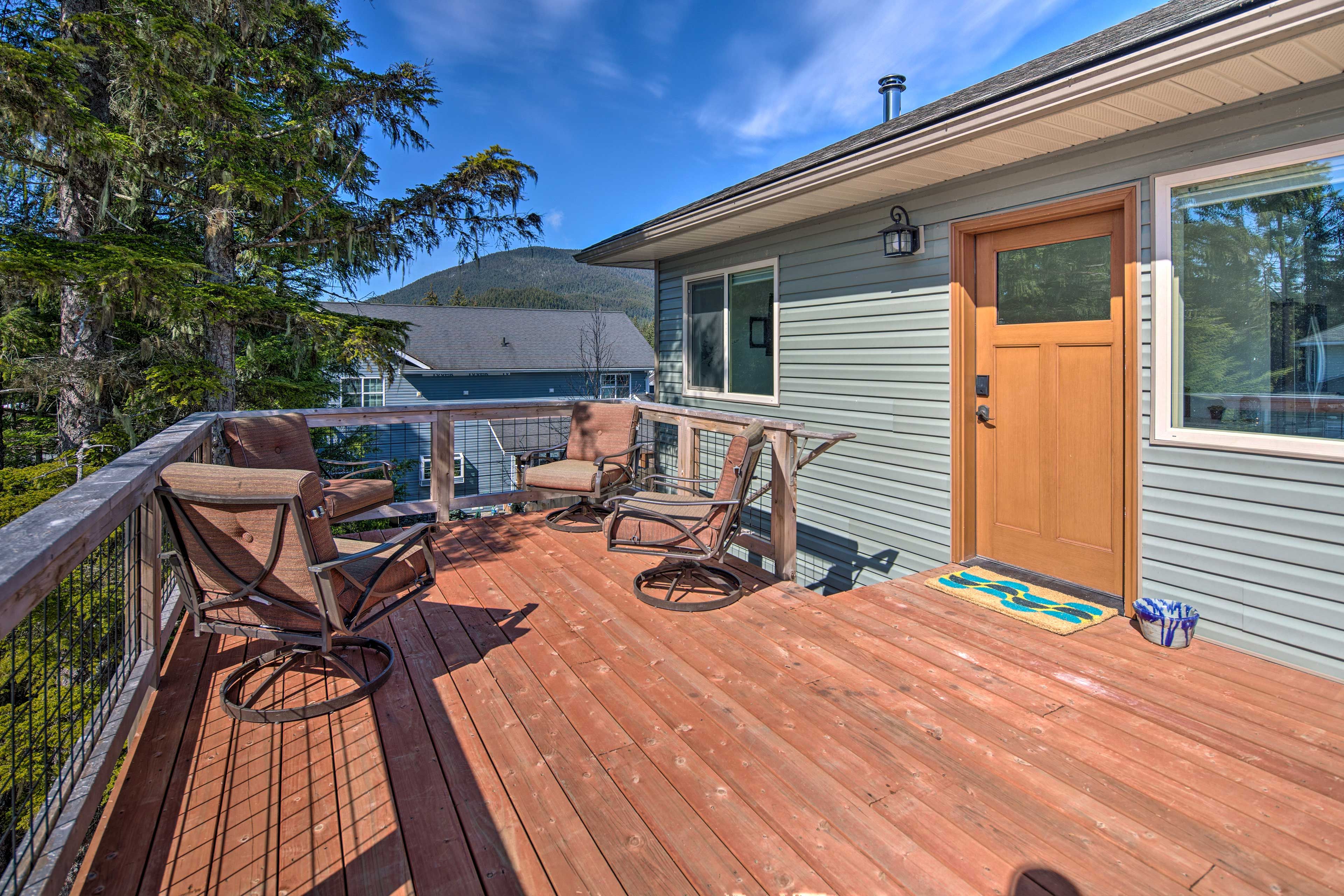 Enjoy some fresh air and a glass of wine on the furnished deck.