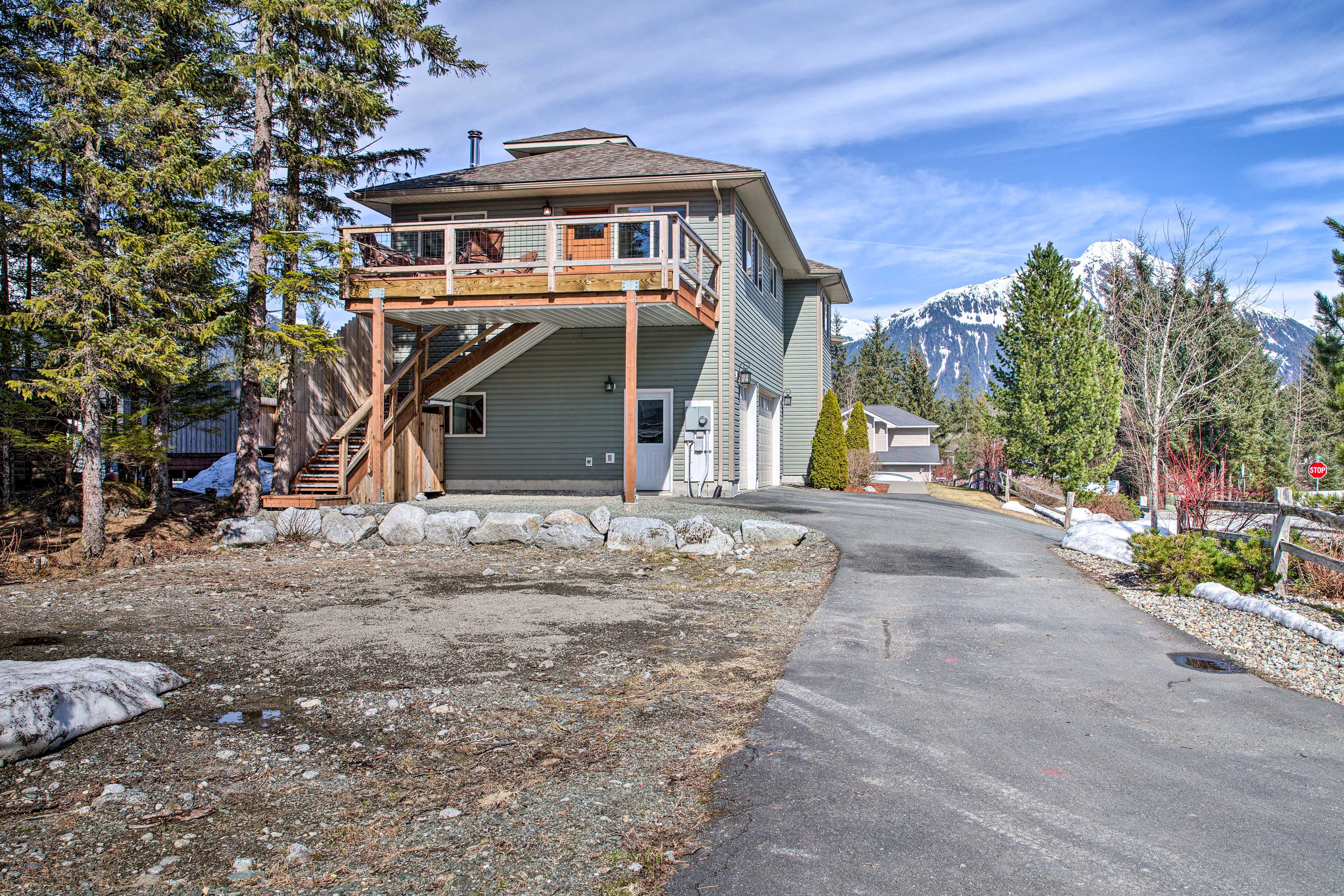 Your great Alaskan adventure awaits at this vacation rental.