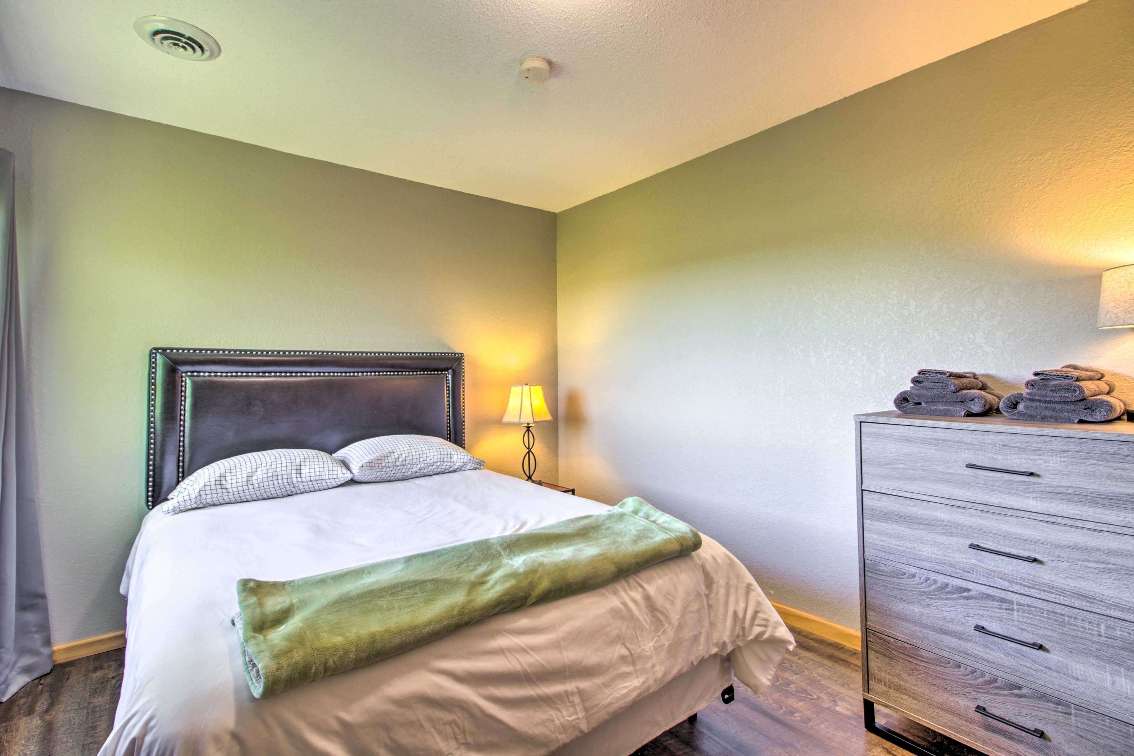 Bedroom 2 | Queen Bed