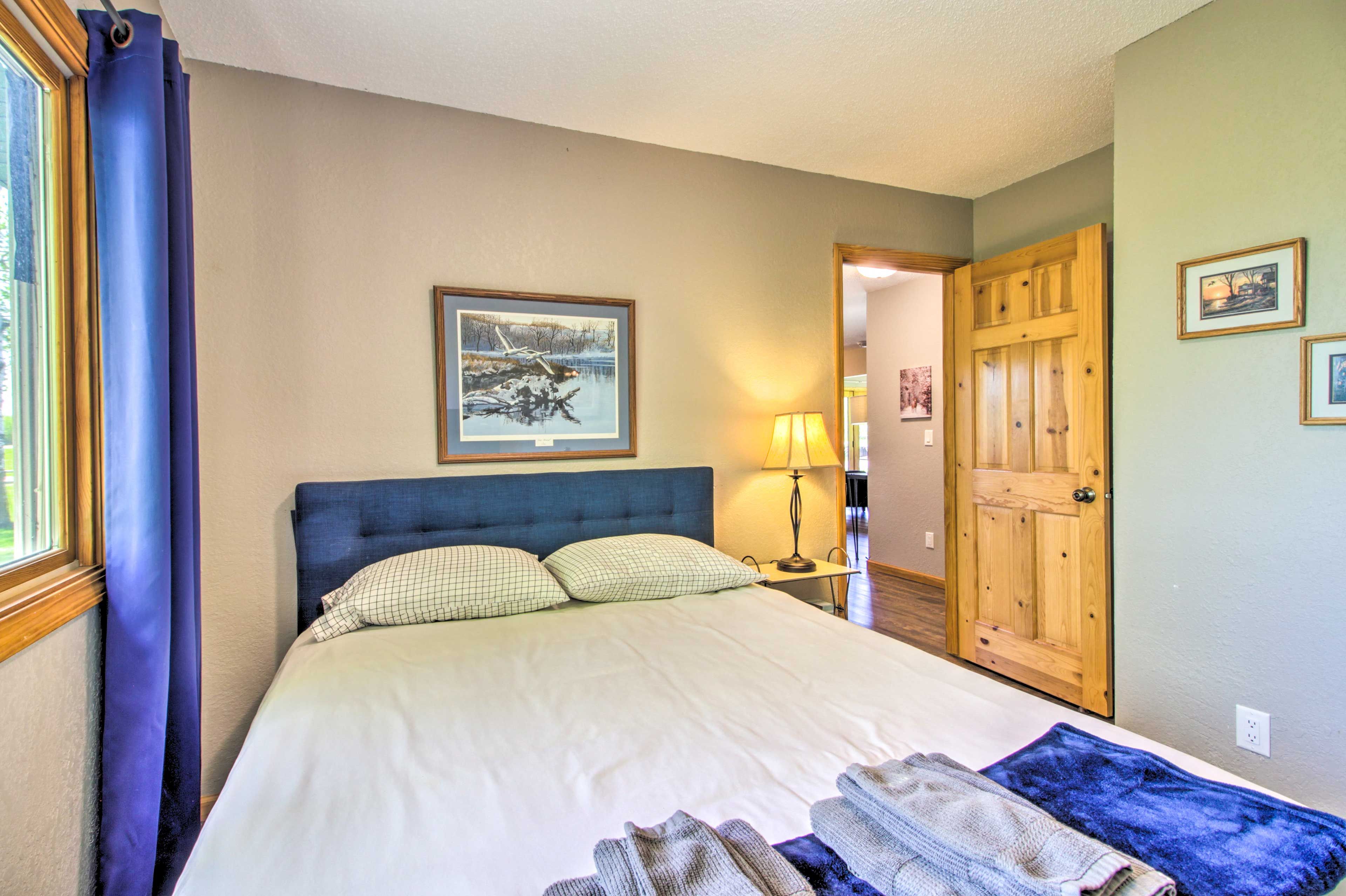 Bedroom 1 | Queen Bed